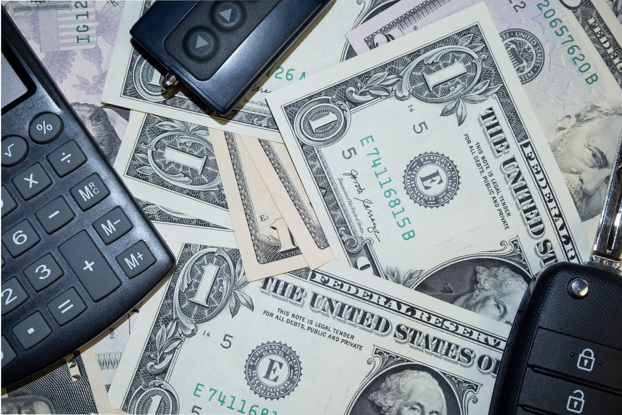 Billets, clés et calculatrice pour finances