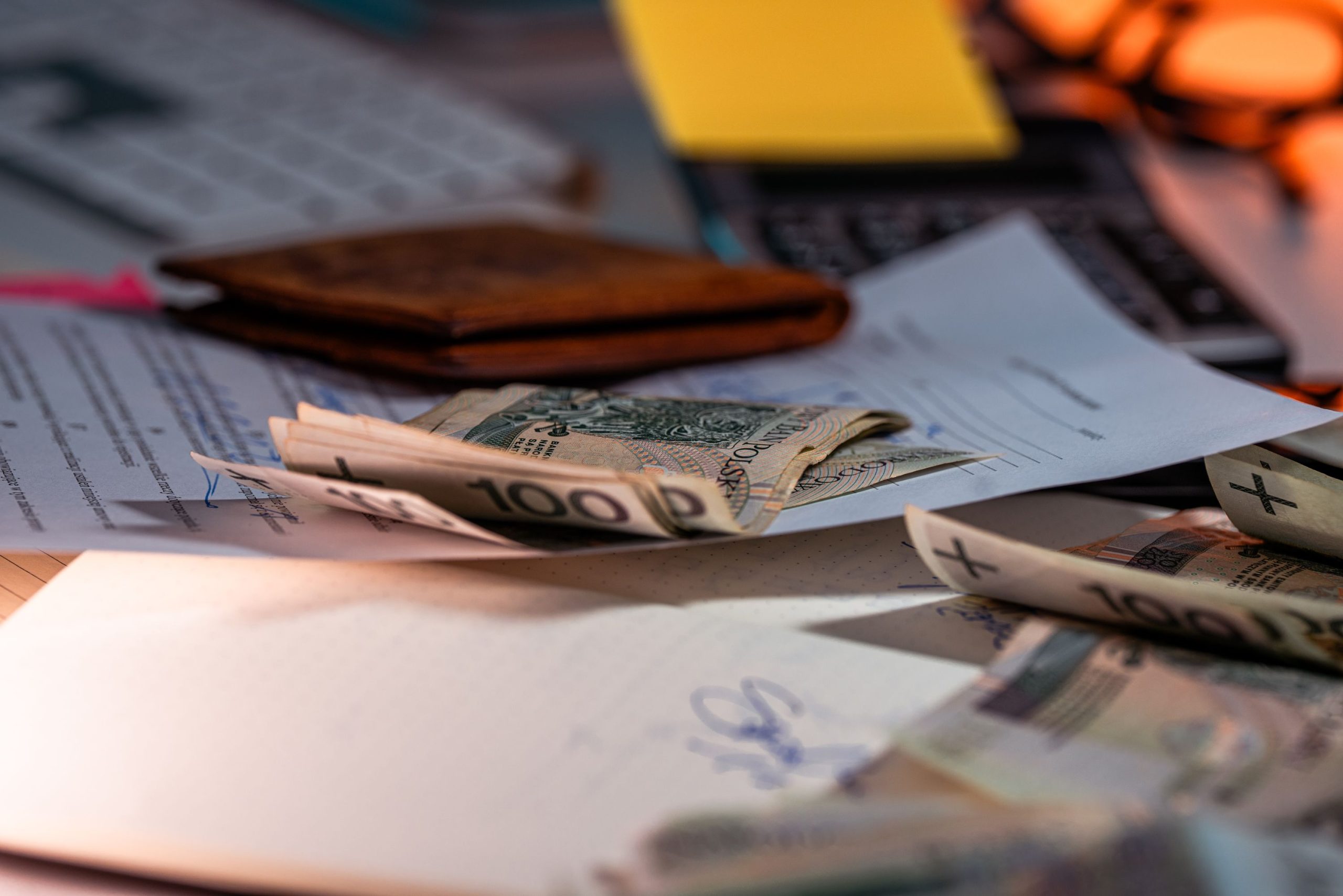 Billets et documents financiers sur bureau