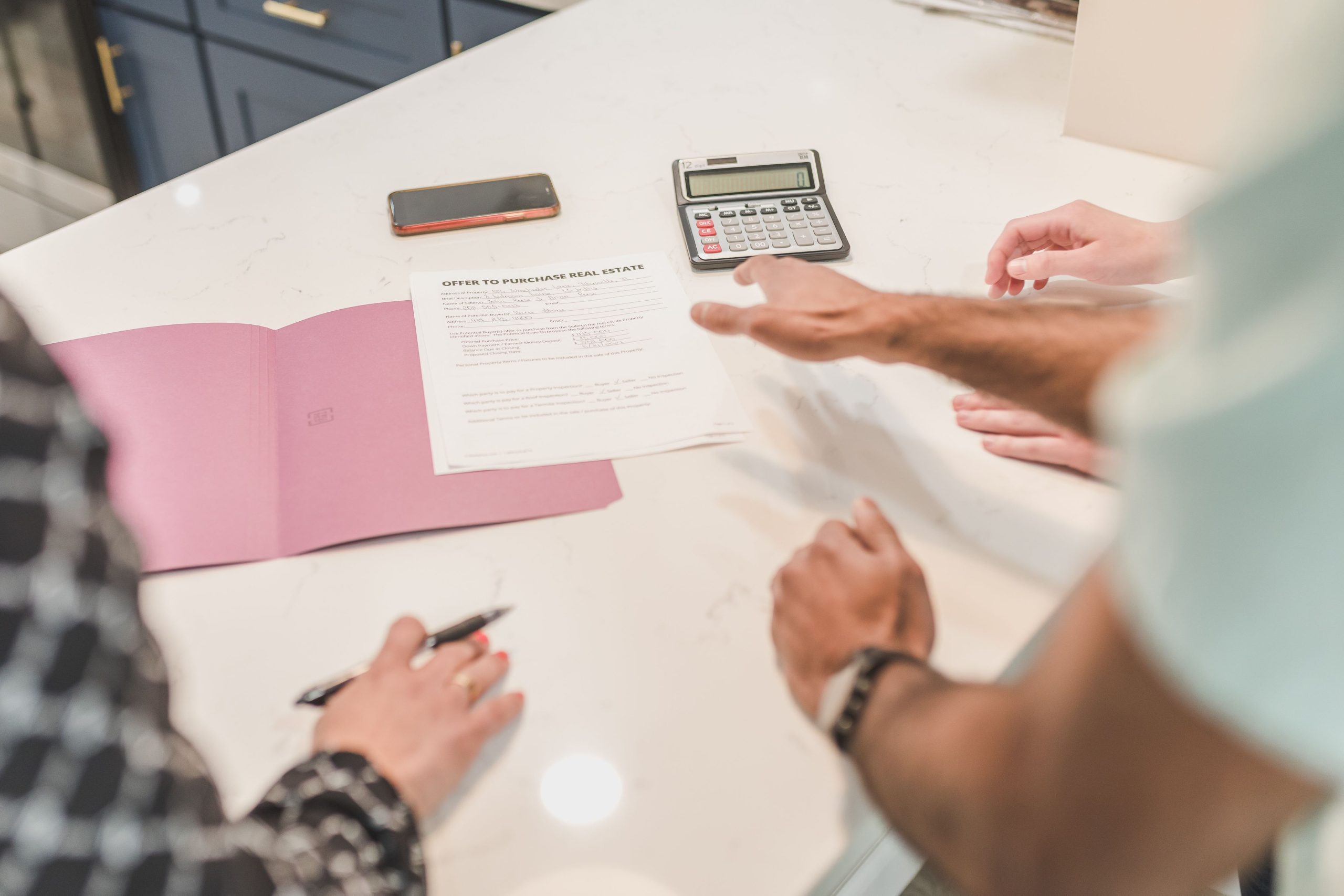 Signature documents immobiliers bureau moderne