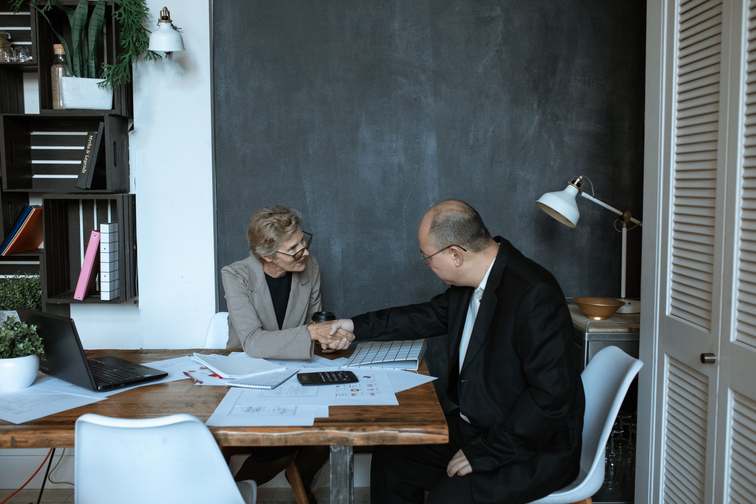 Deux professionnels se serrent la main au bureau