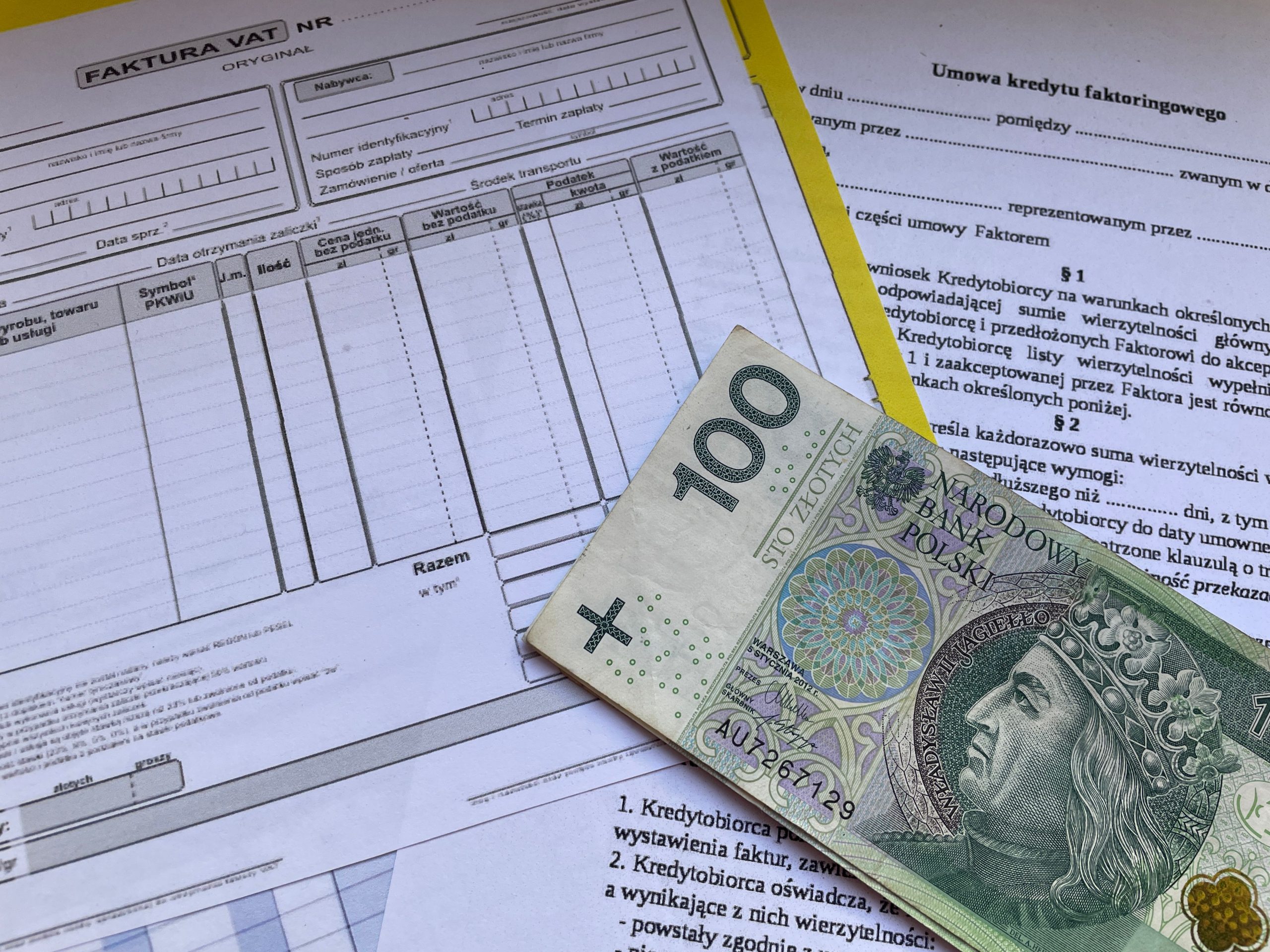 Billet polonais sur documents financiers et factures