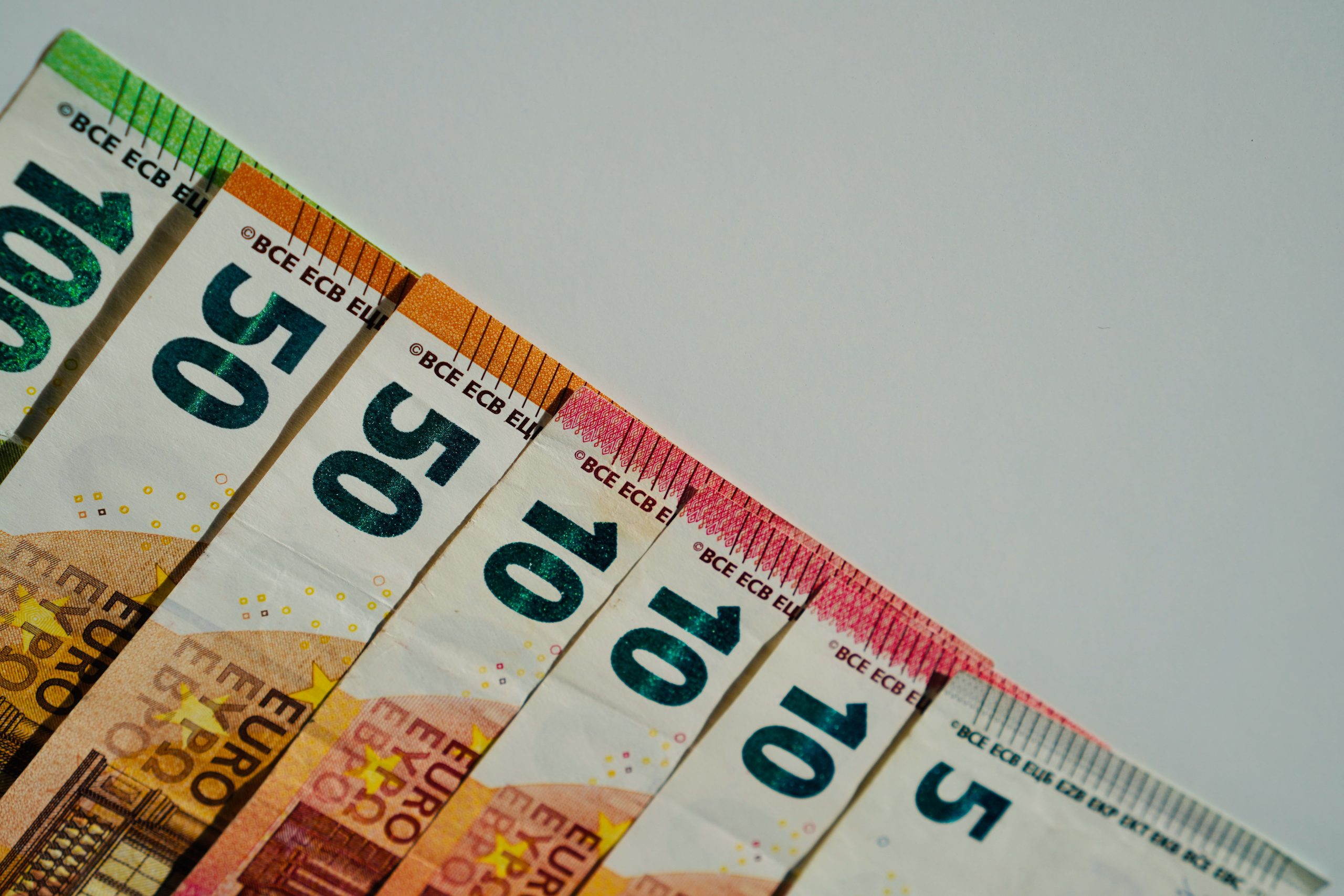 Billets en euros de differentes valeurs sur fond neutre