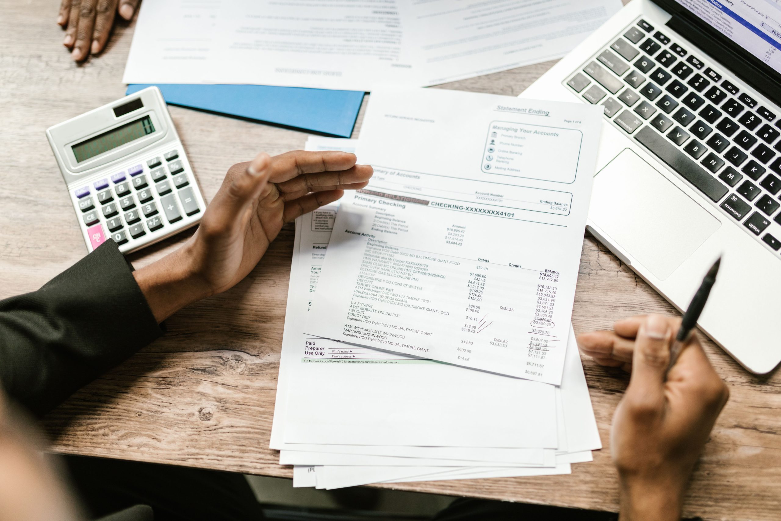 Documents financiers et calculatrice sur bureau professionnel