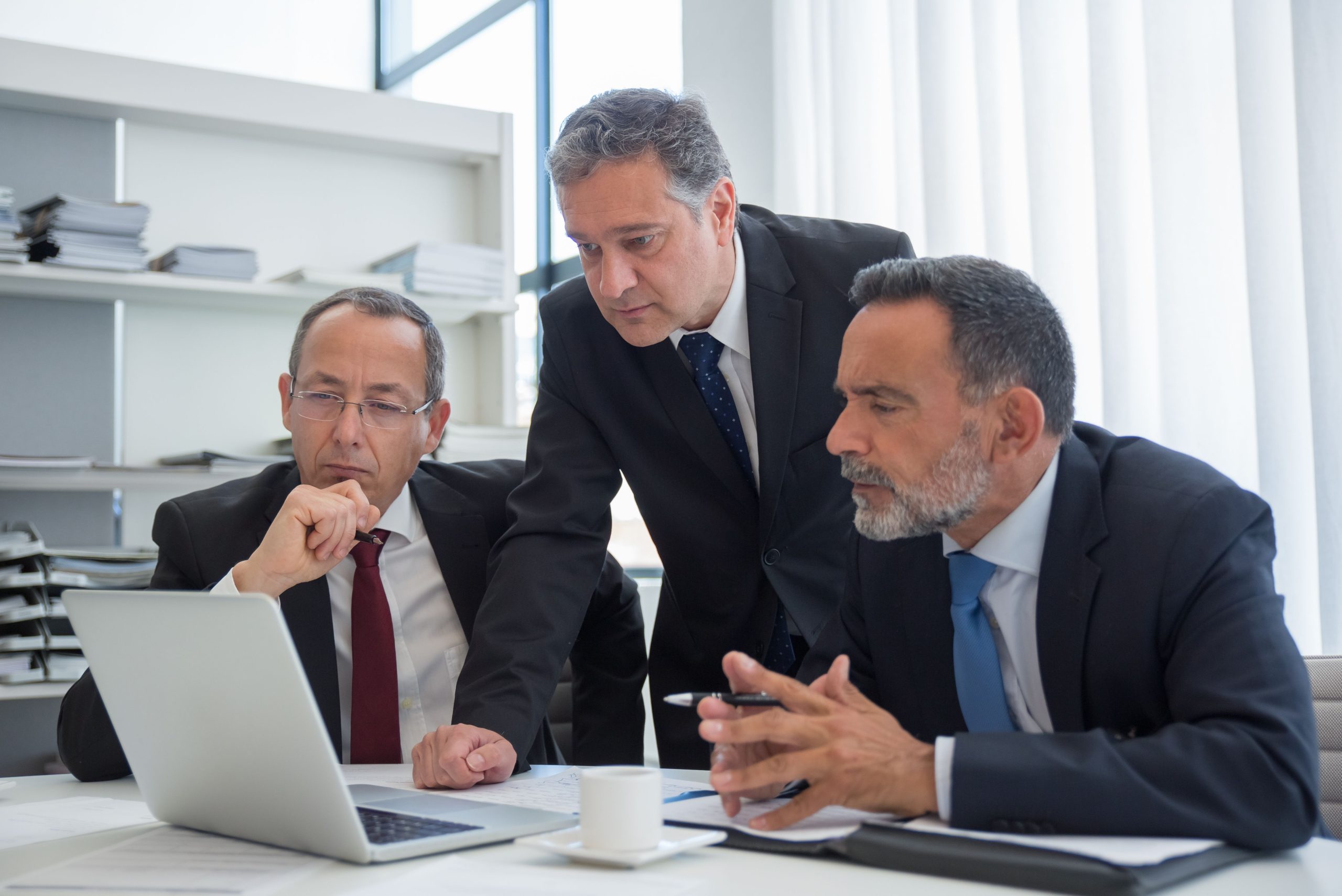 Trois entrepreneurs collaborant sur un projet
