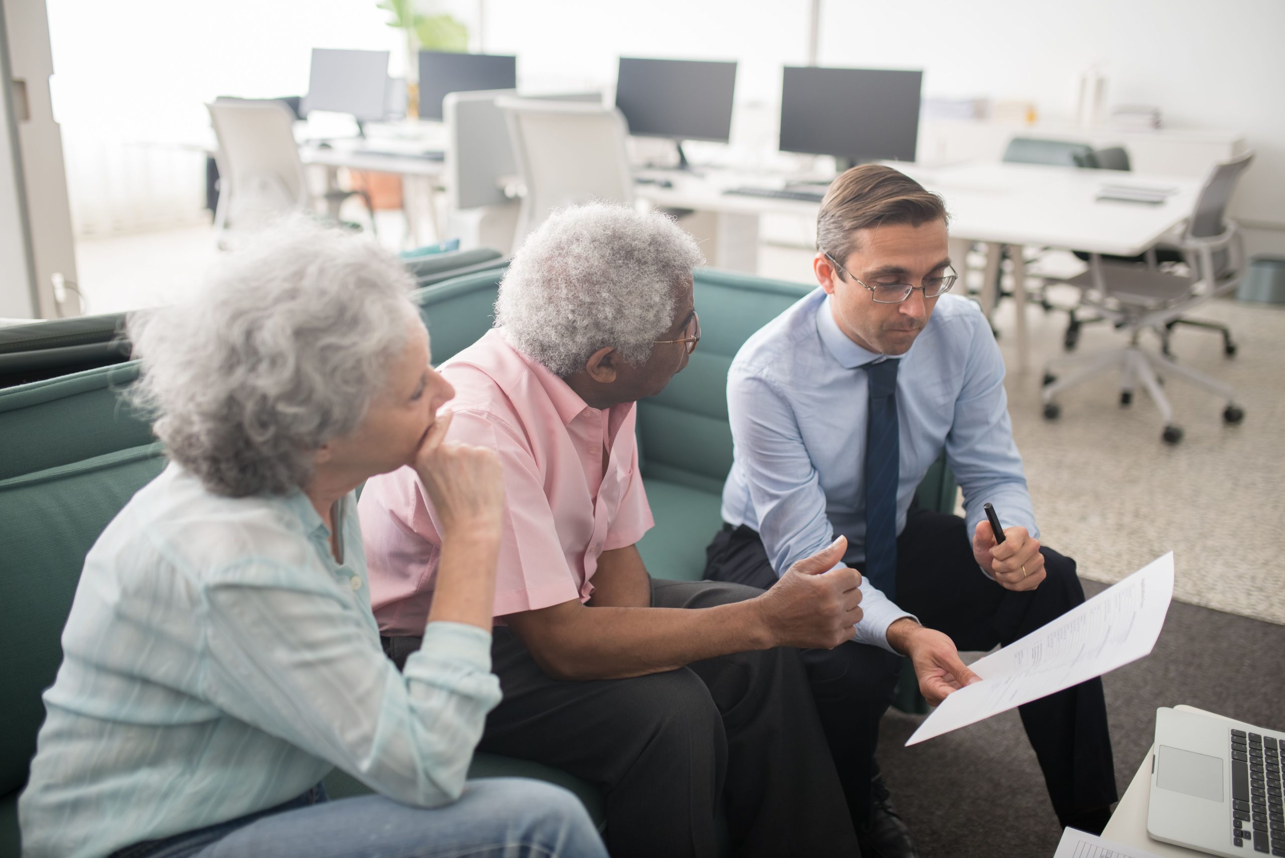 Conseiller financier discutant avec clients seniors en bureau