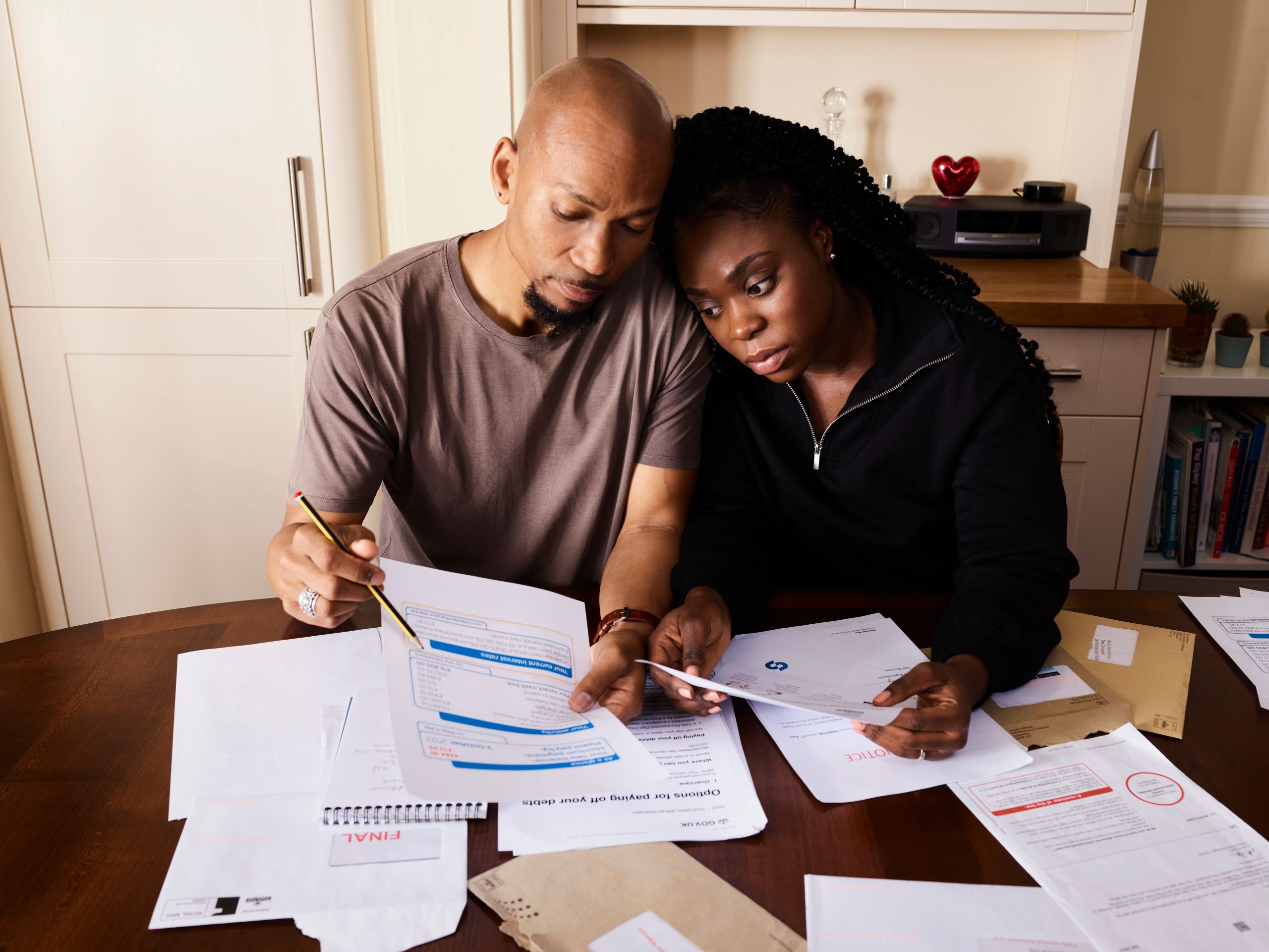 Couple examinant documents budgetaires a table