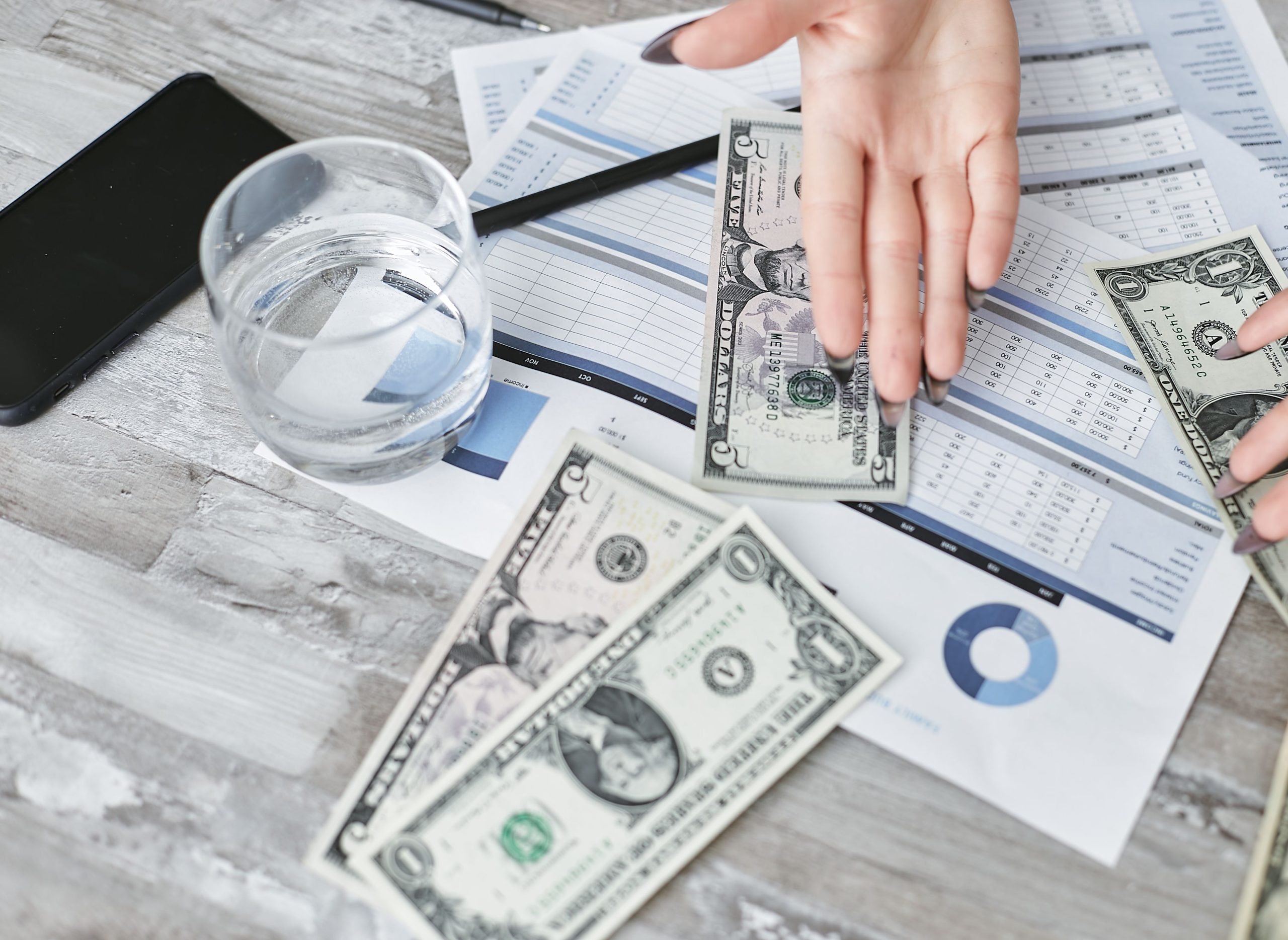 Vue de dessus documents financiers avec billets dollar