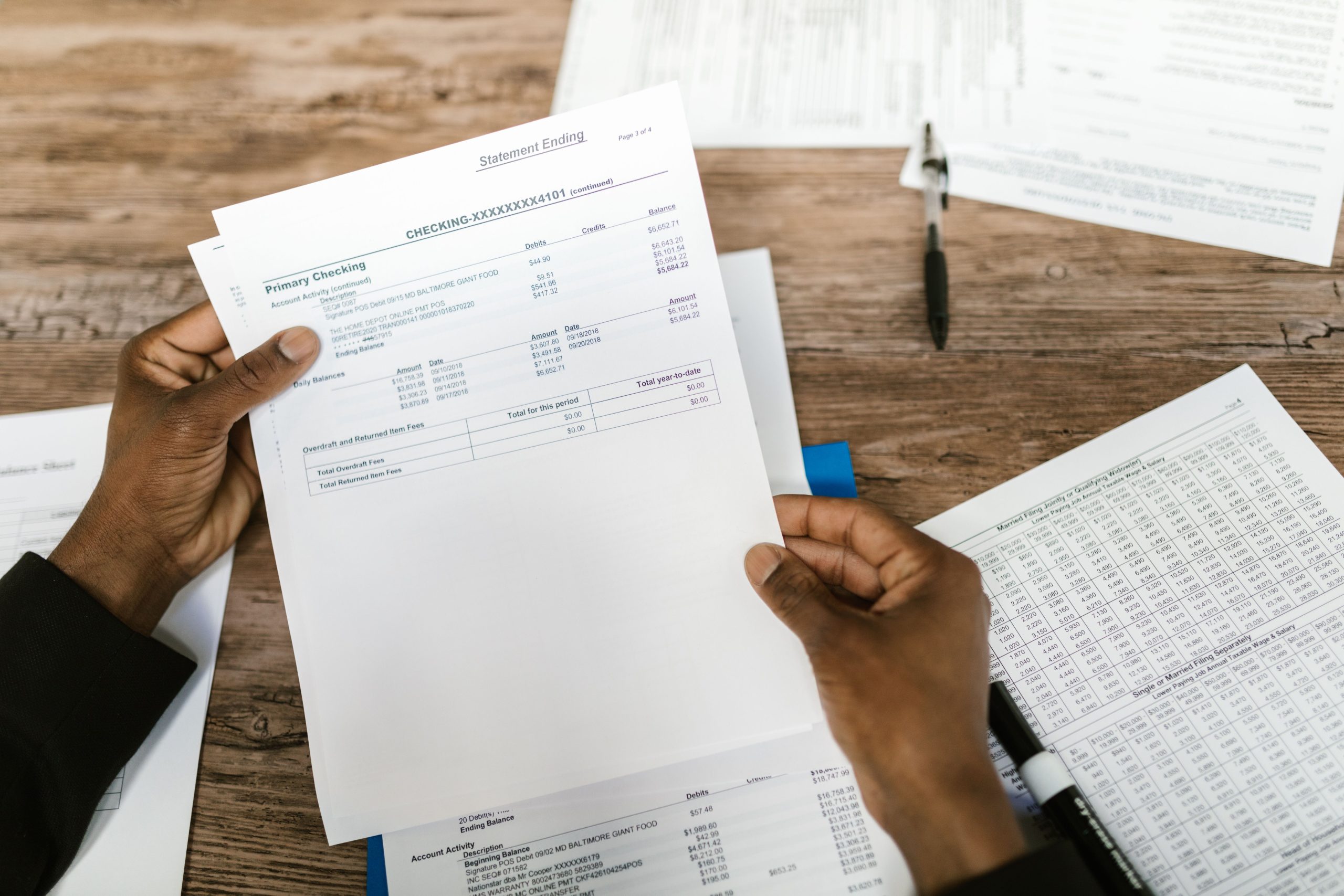 Mains tenant documents financiers pour preparation fiscale