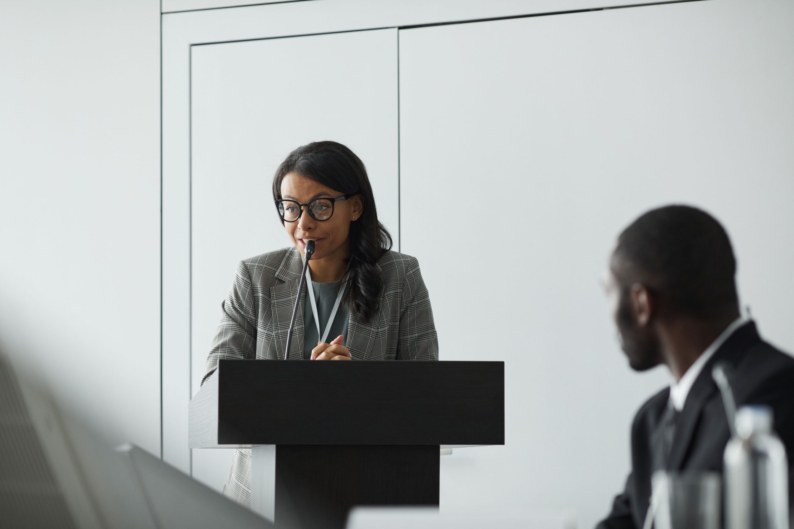 Femme afro-américaine donnant discours à conférence professionnelle