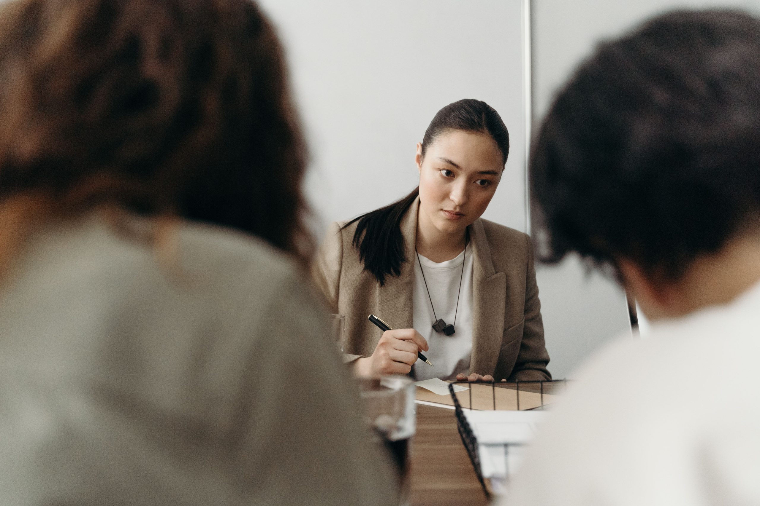 Femme sérieuse travaillant gestion de projet en réunion