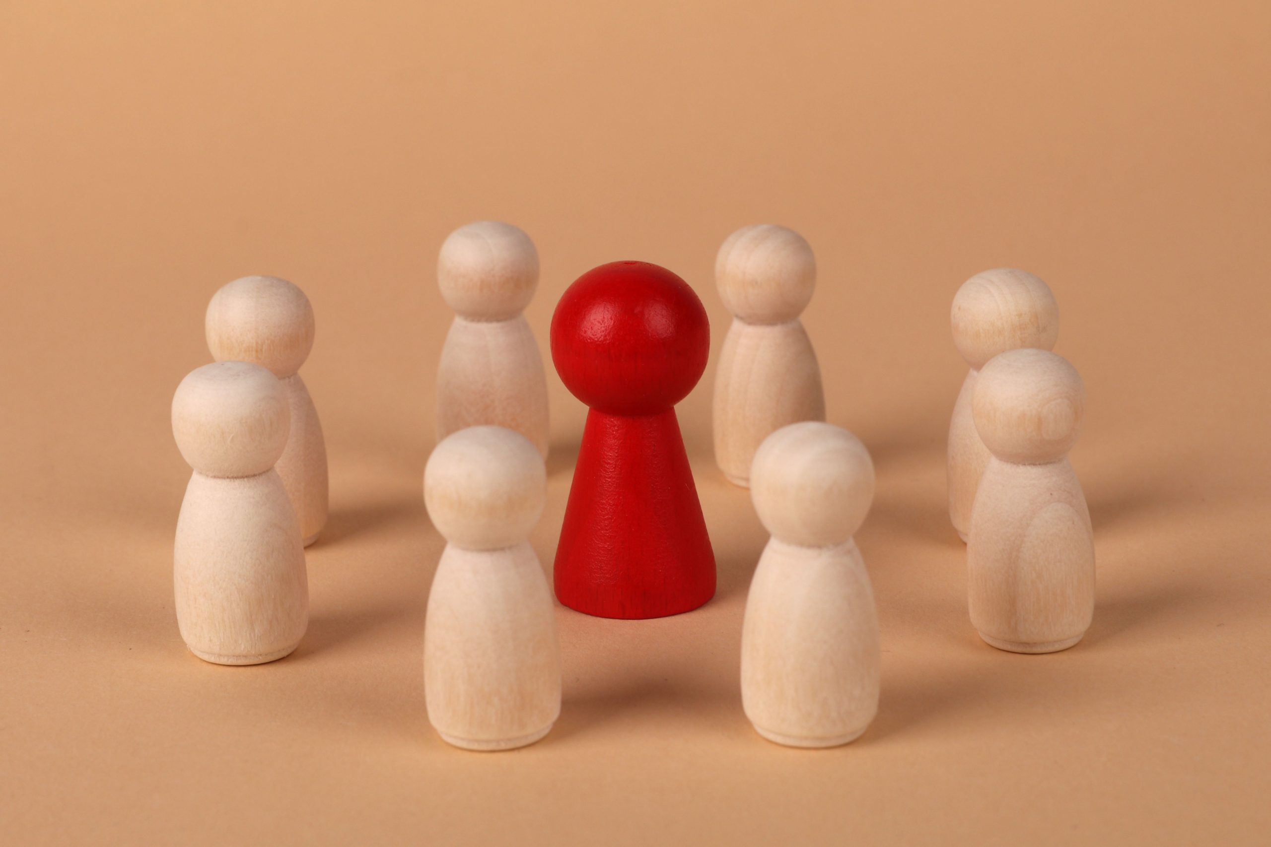 Figurines en bois illustrant le leadership individuel