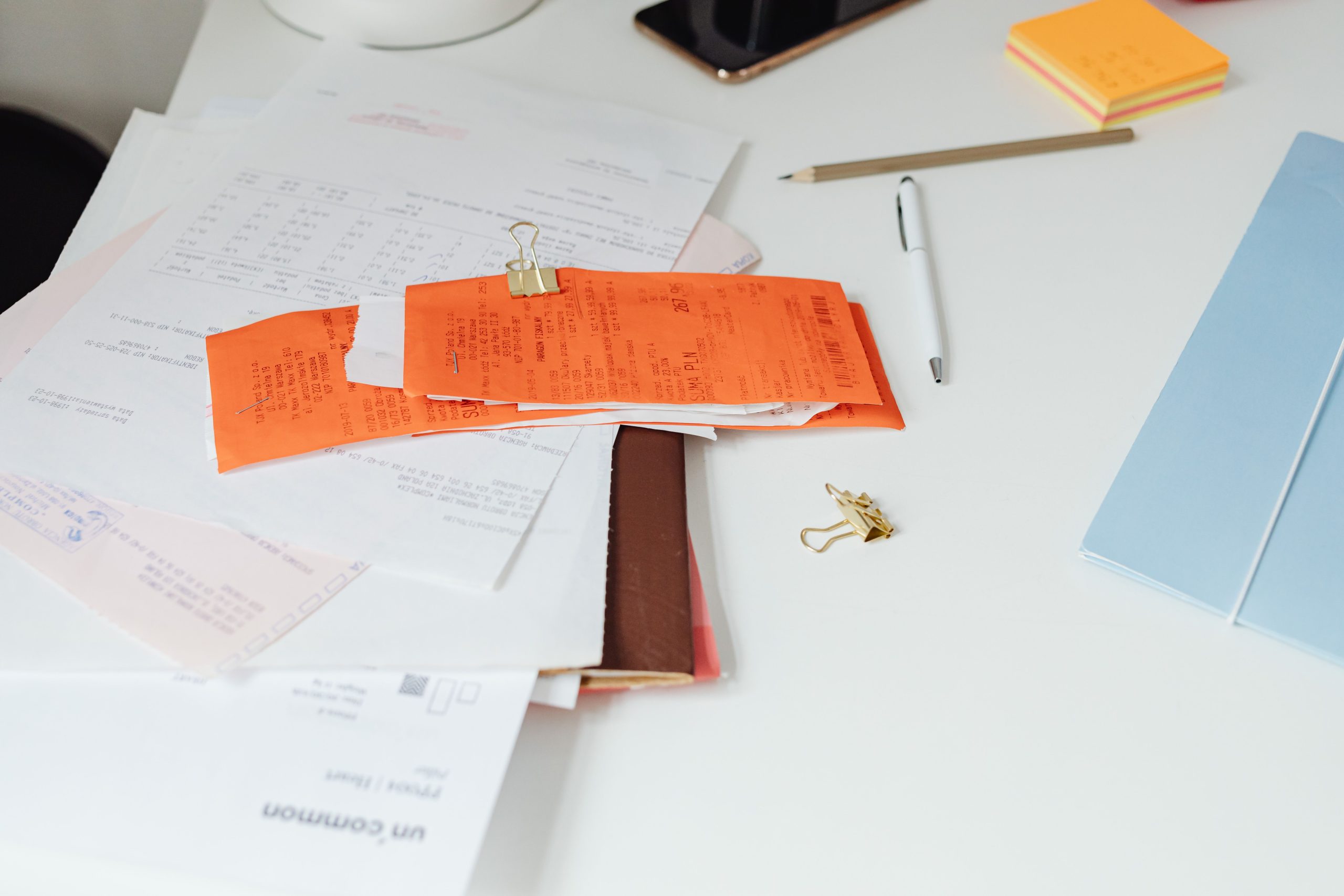 Bureau organise avec reçus documents et fournitures