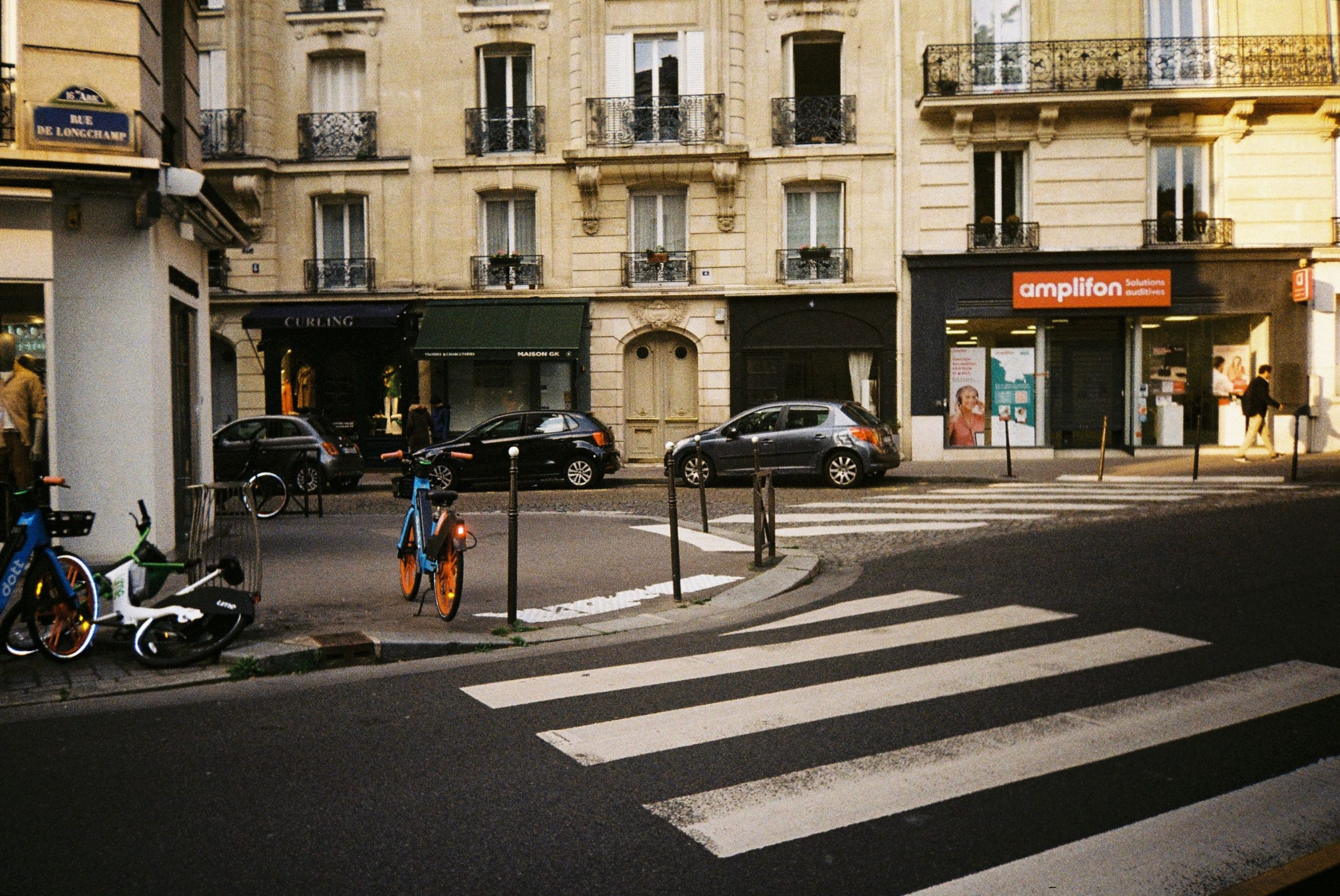 Coin de rue charmant avec vélos et bâtiments