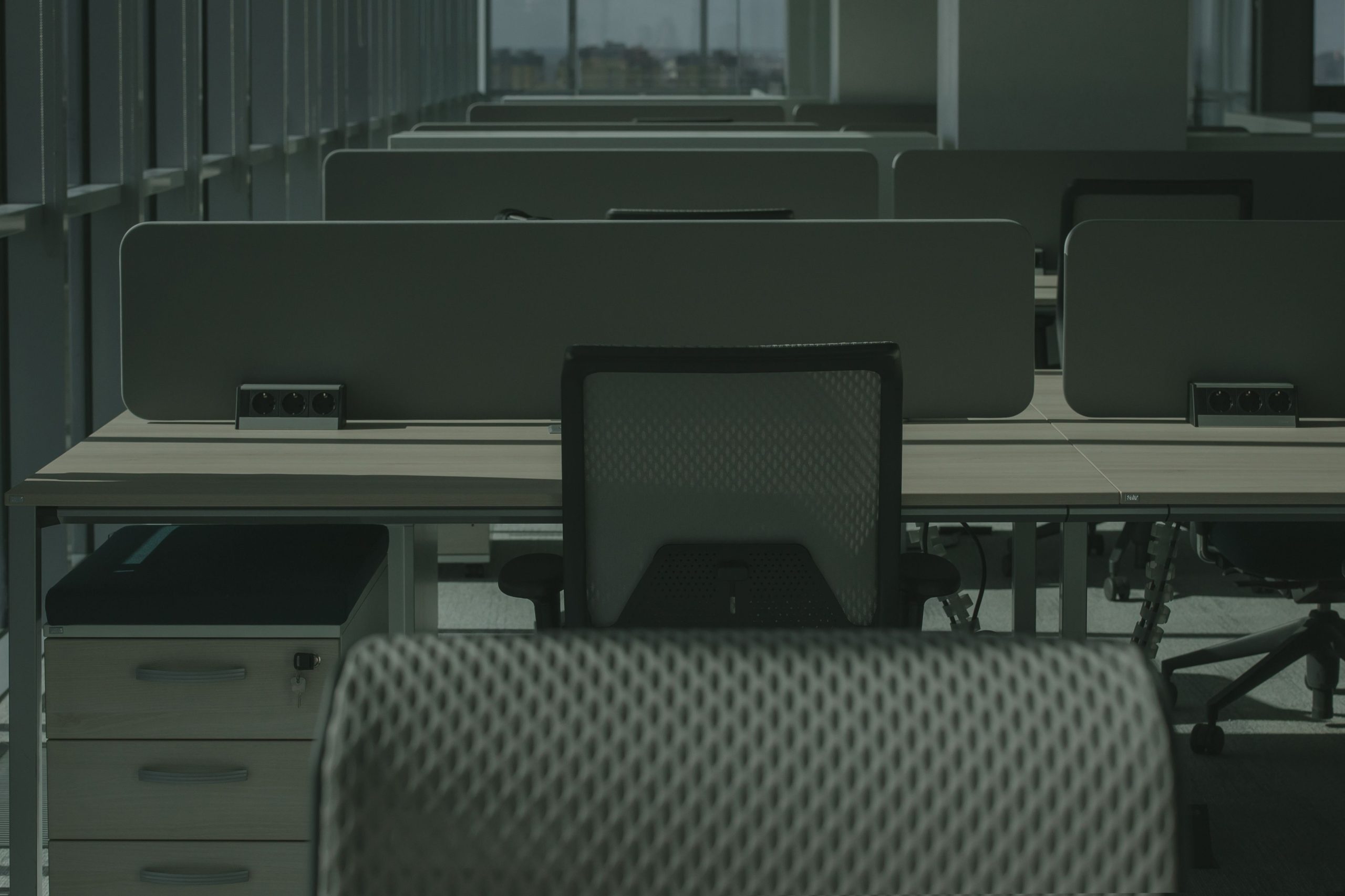 Bureau contemporain avec postes de travail deserts
