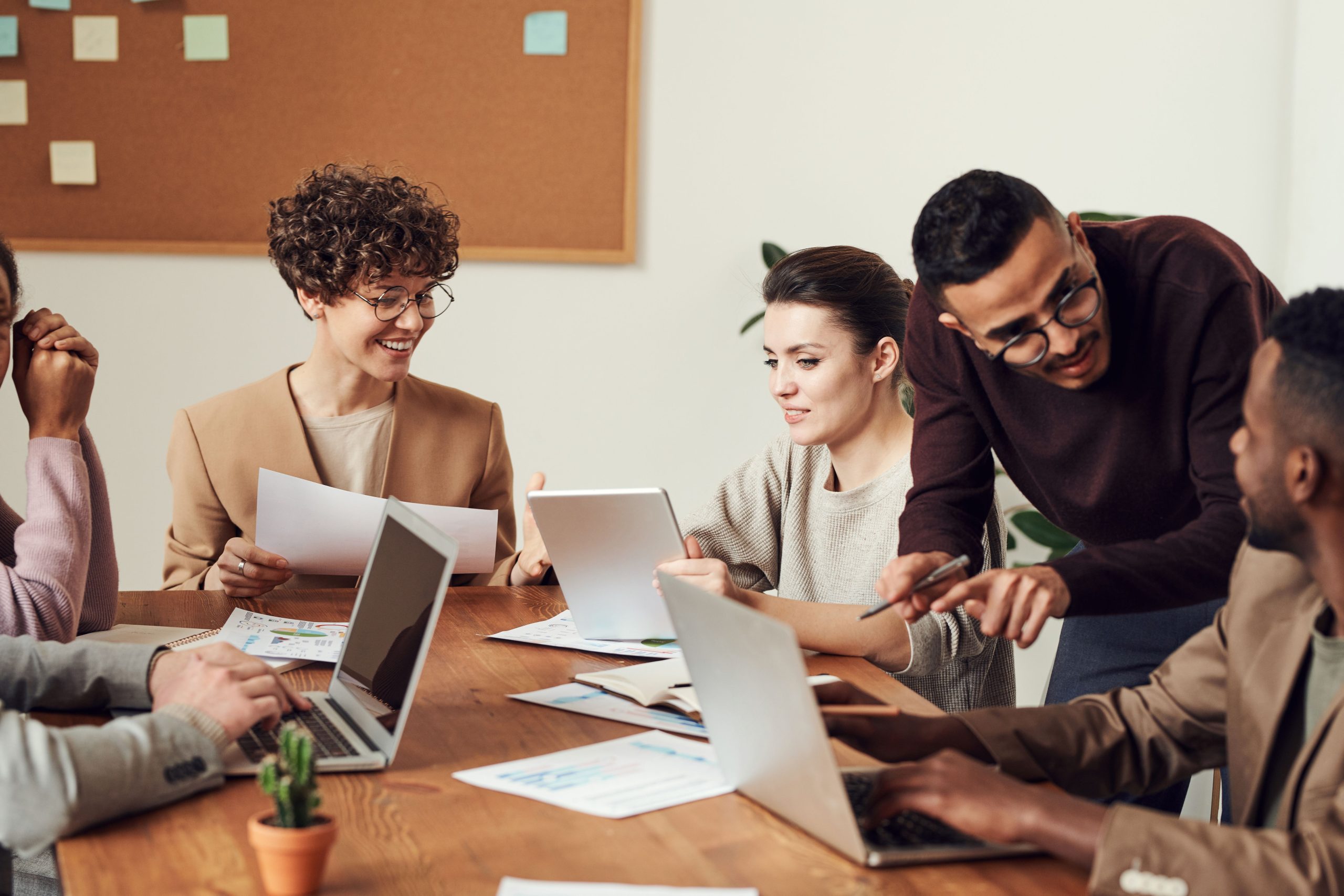 Professionnels partageant idées en réunion