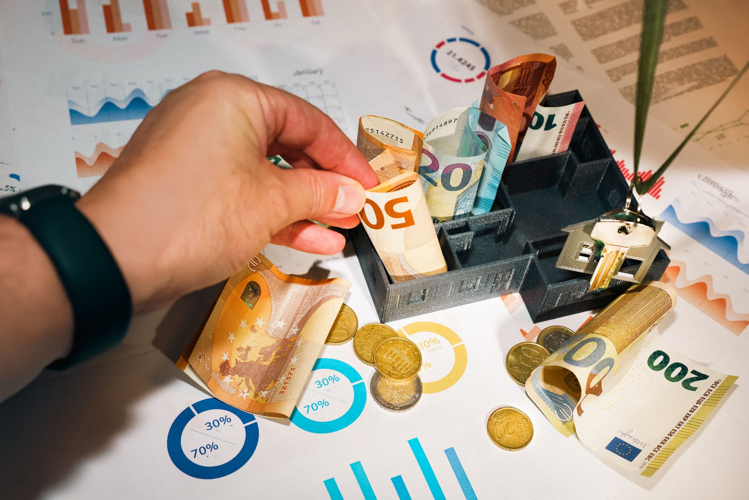 Billets euros et pièces avec graphiques financiers de budgeting