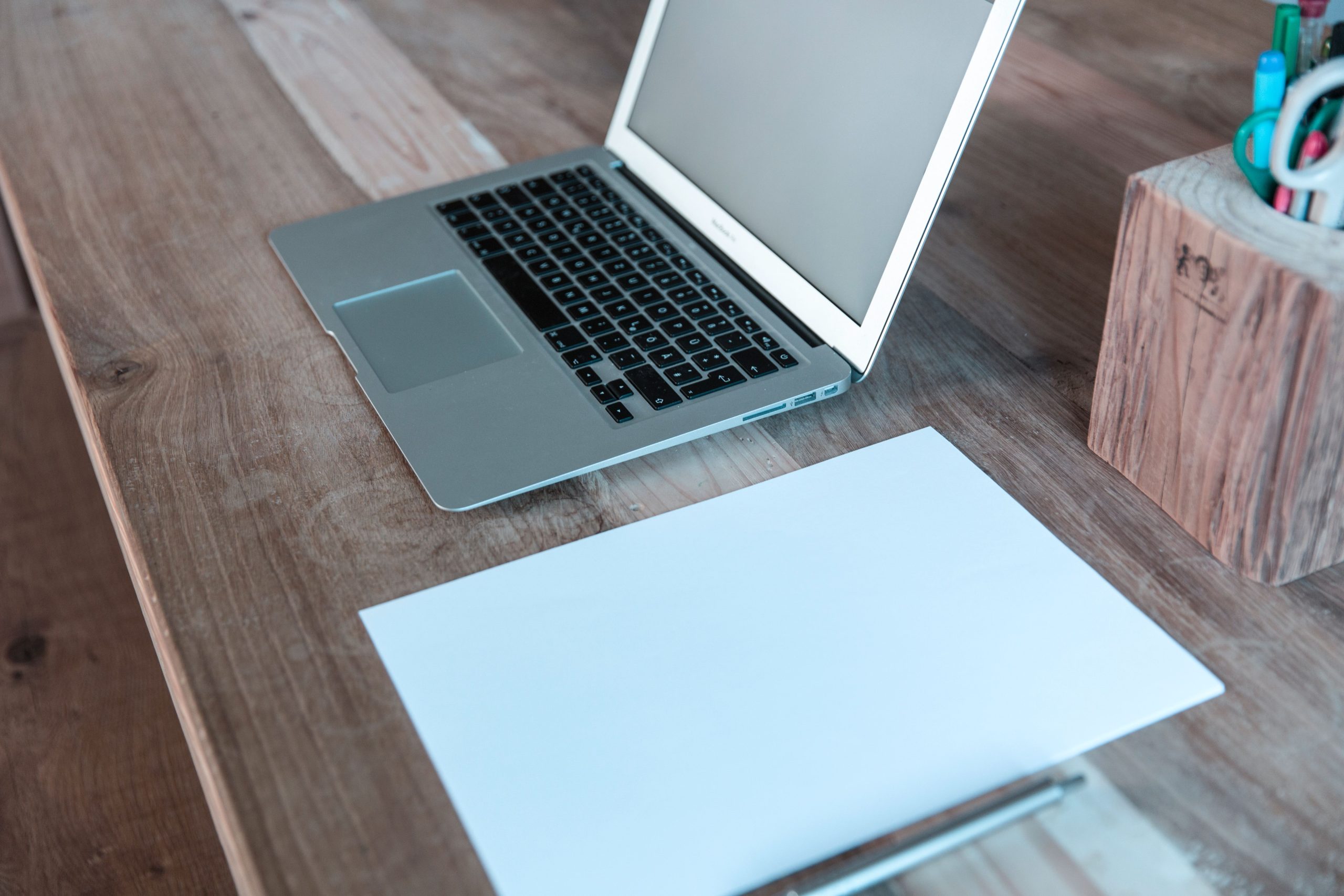 Bureau organisé avec laptop pour travail productif