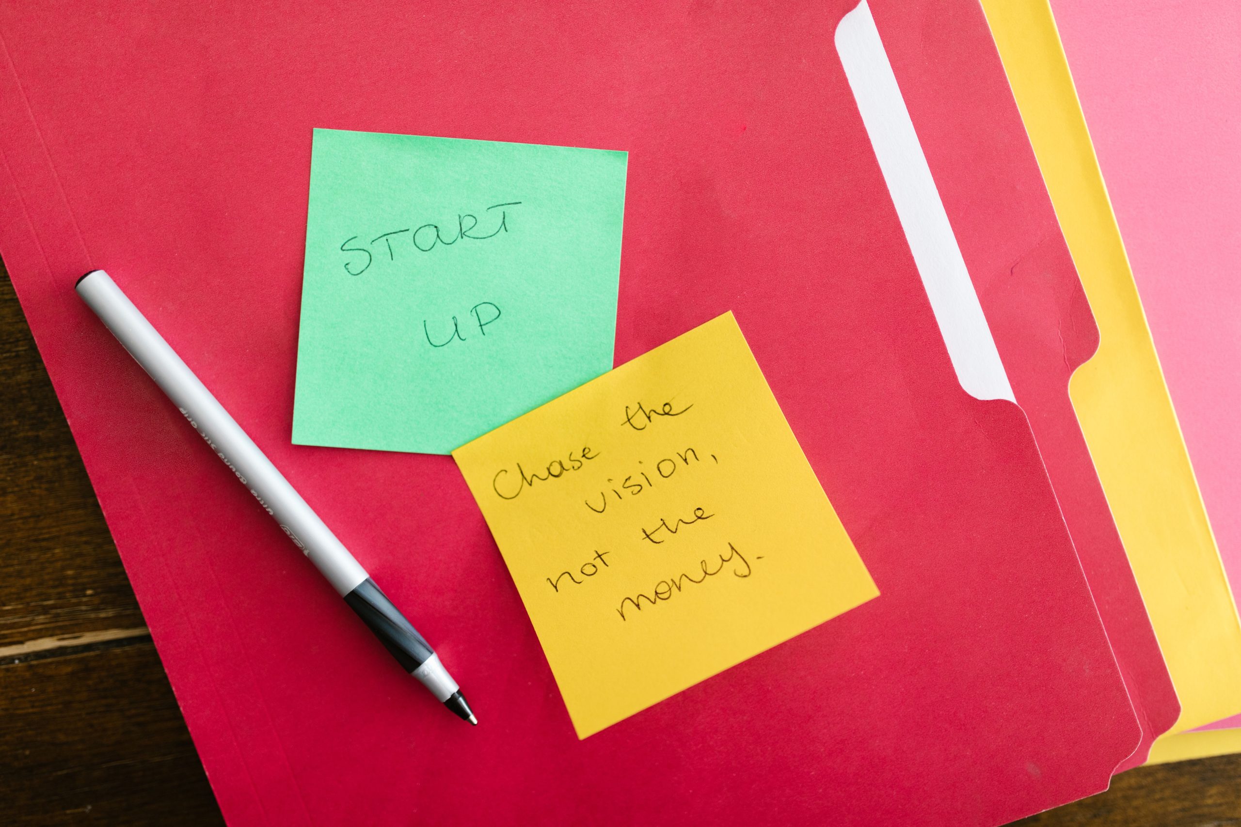Citations inspirantes sur notes et dossiers colorés