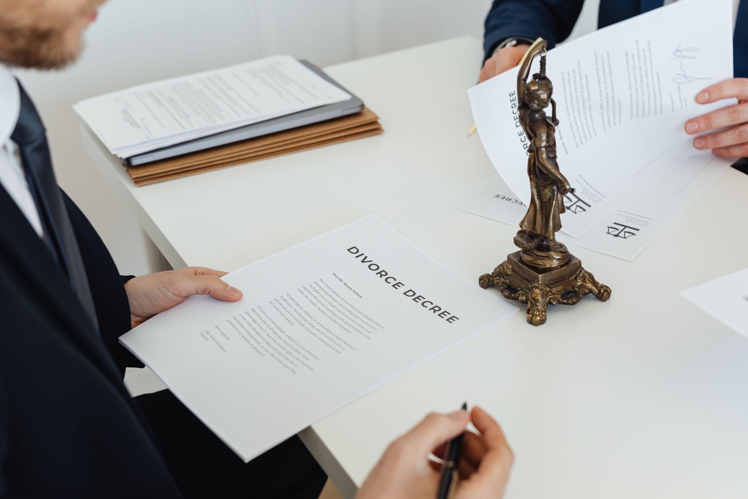 Deux professionnels discutant d'un acte de divorce