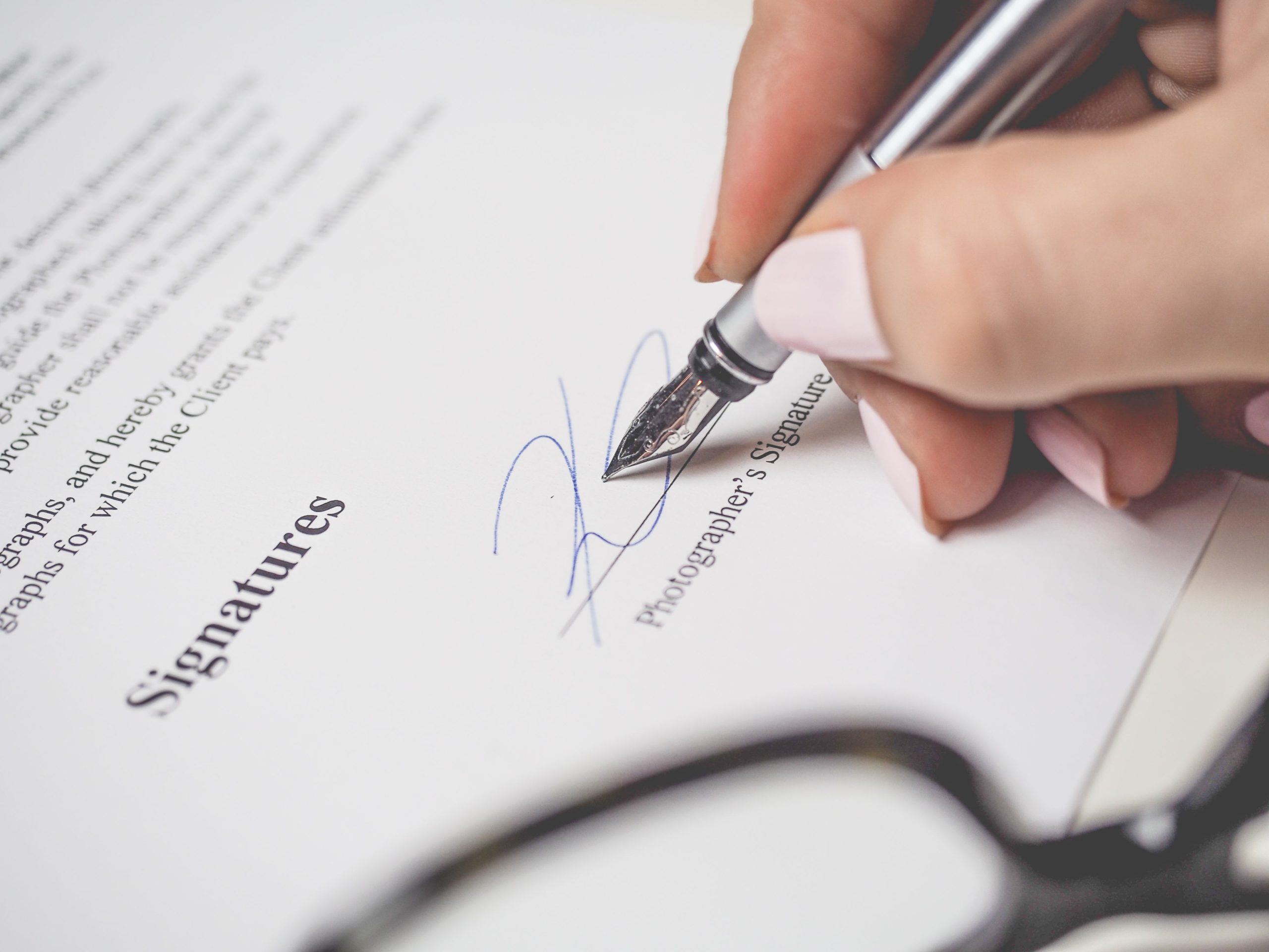 Main signant un contrat avec élégance