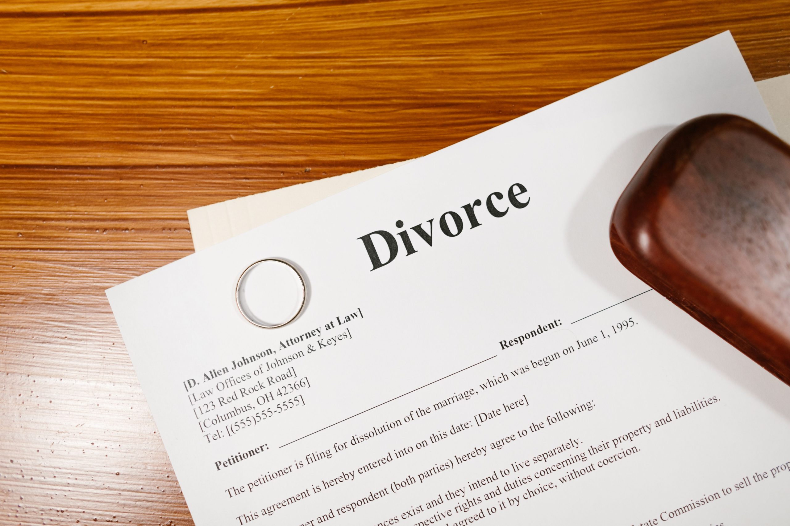 Document de divorce et alliance sur un bureau