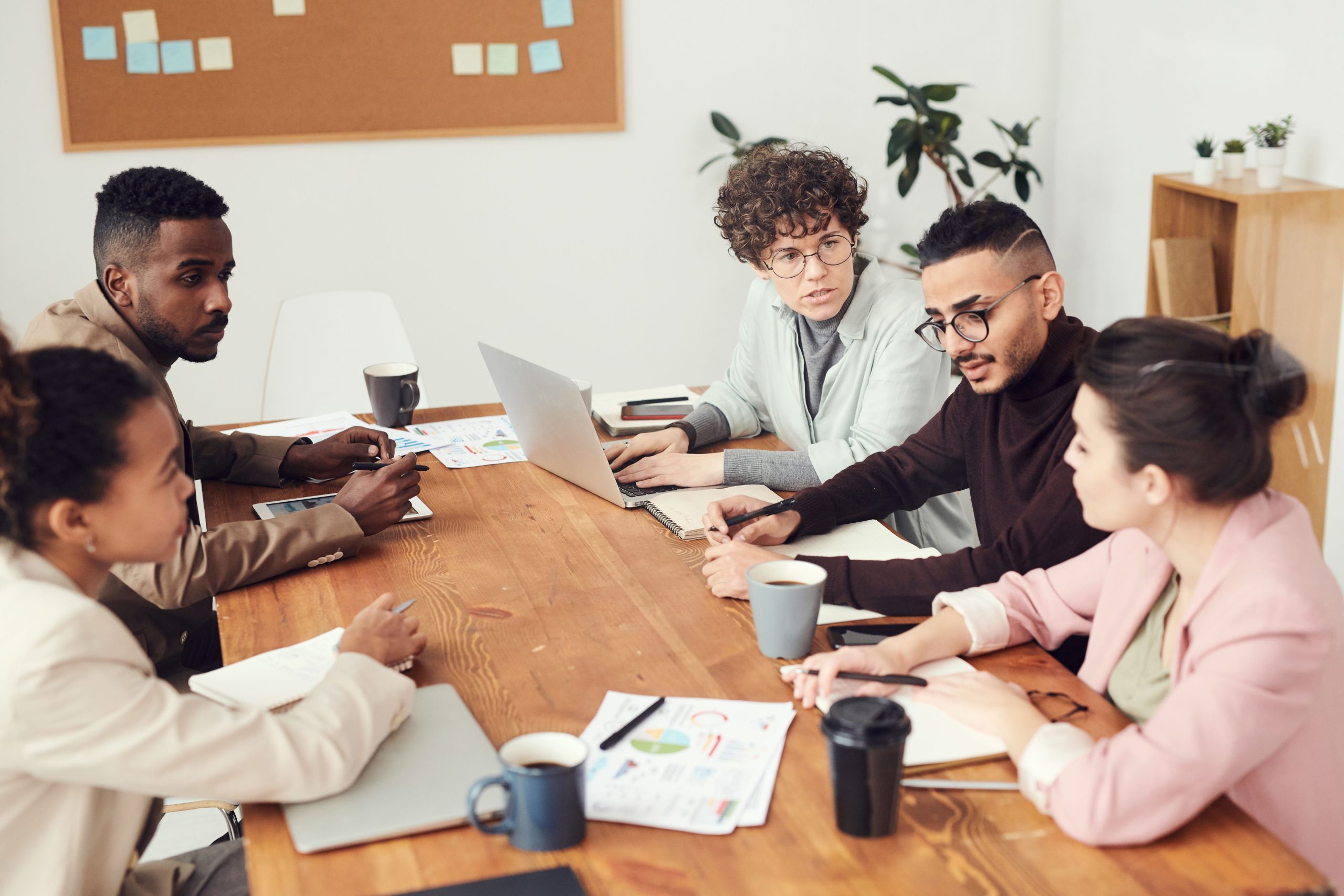 Groupe de professionnels en réunion collaborative