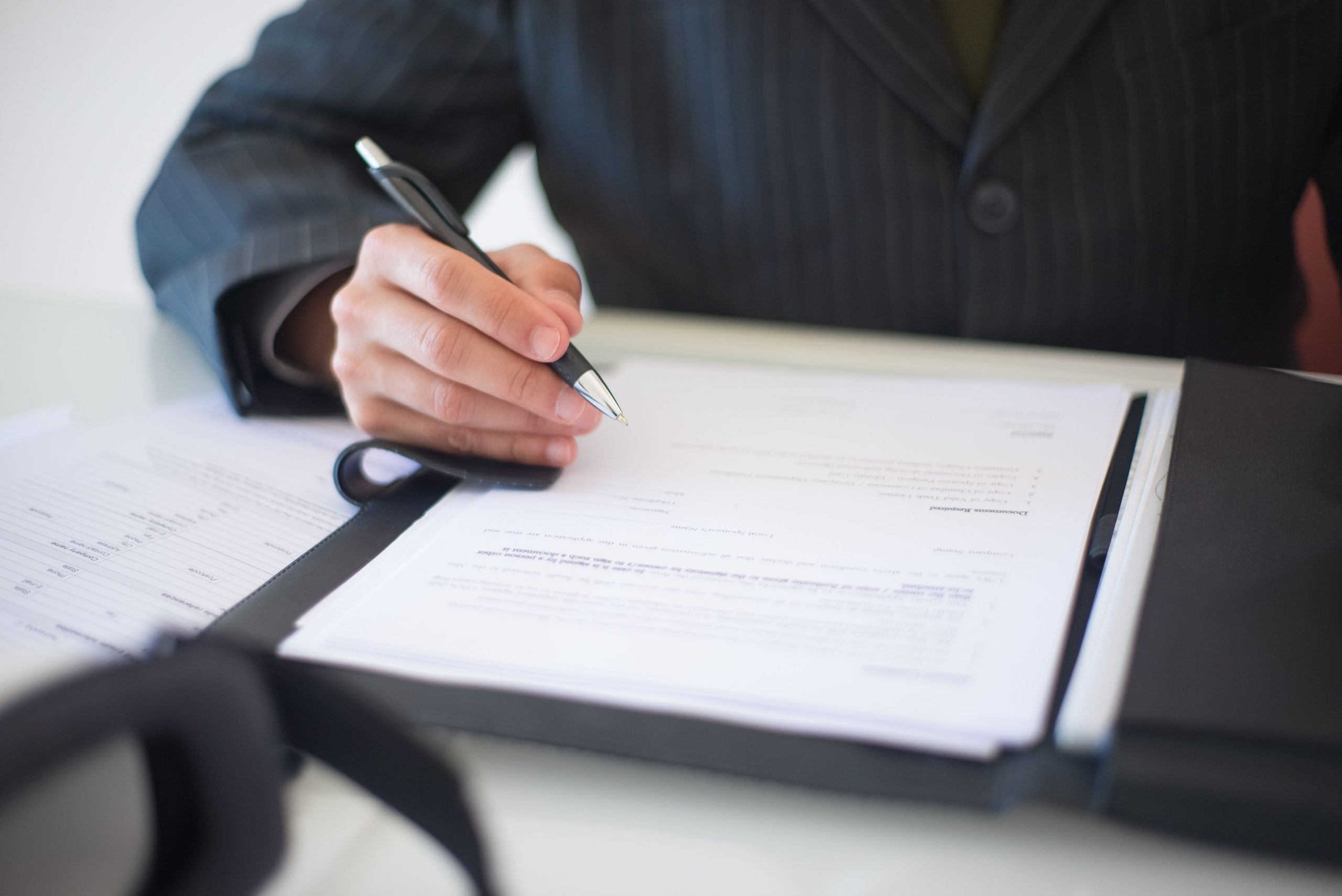Gros plan sur la signature d'un document commercial