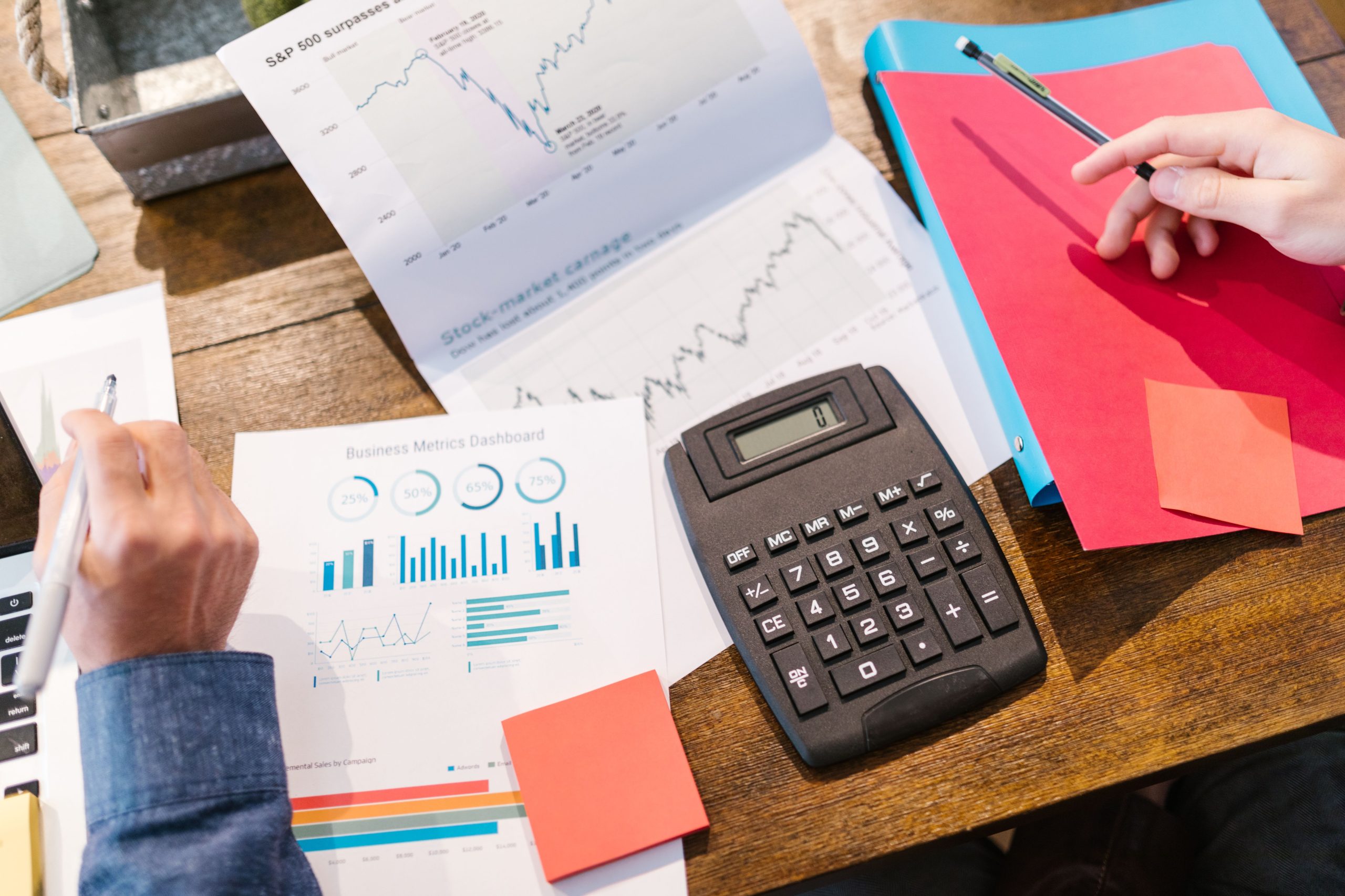 Outils d'analyse financière avec graphiques et calculatrice