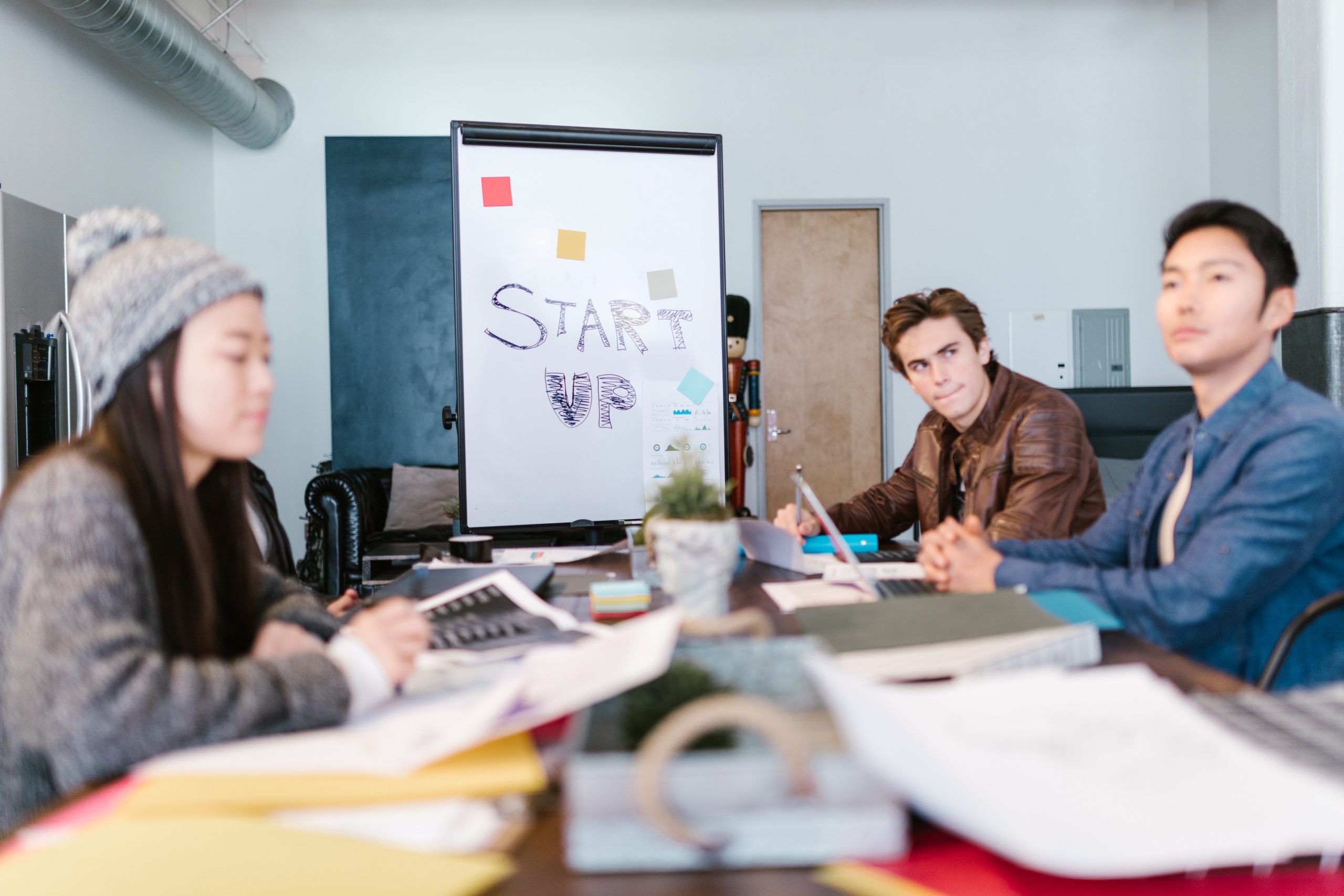 Jeunes professionnels échangent des idées en bureau startup