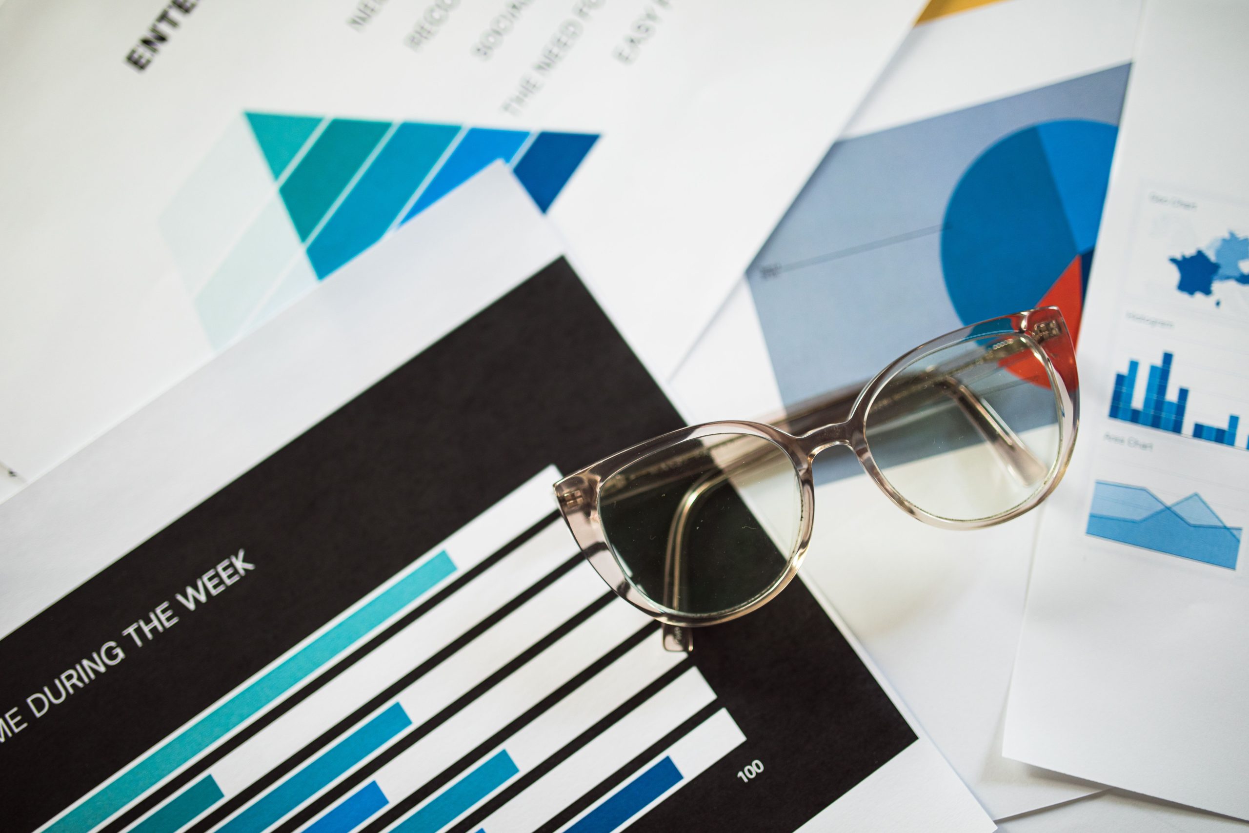 Lunettes sur documents financiers et graphiques