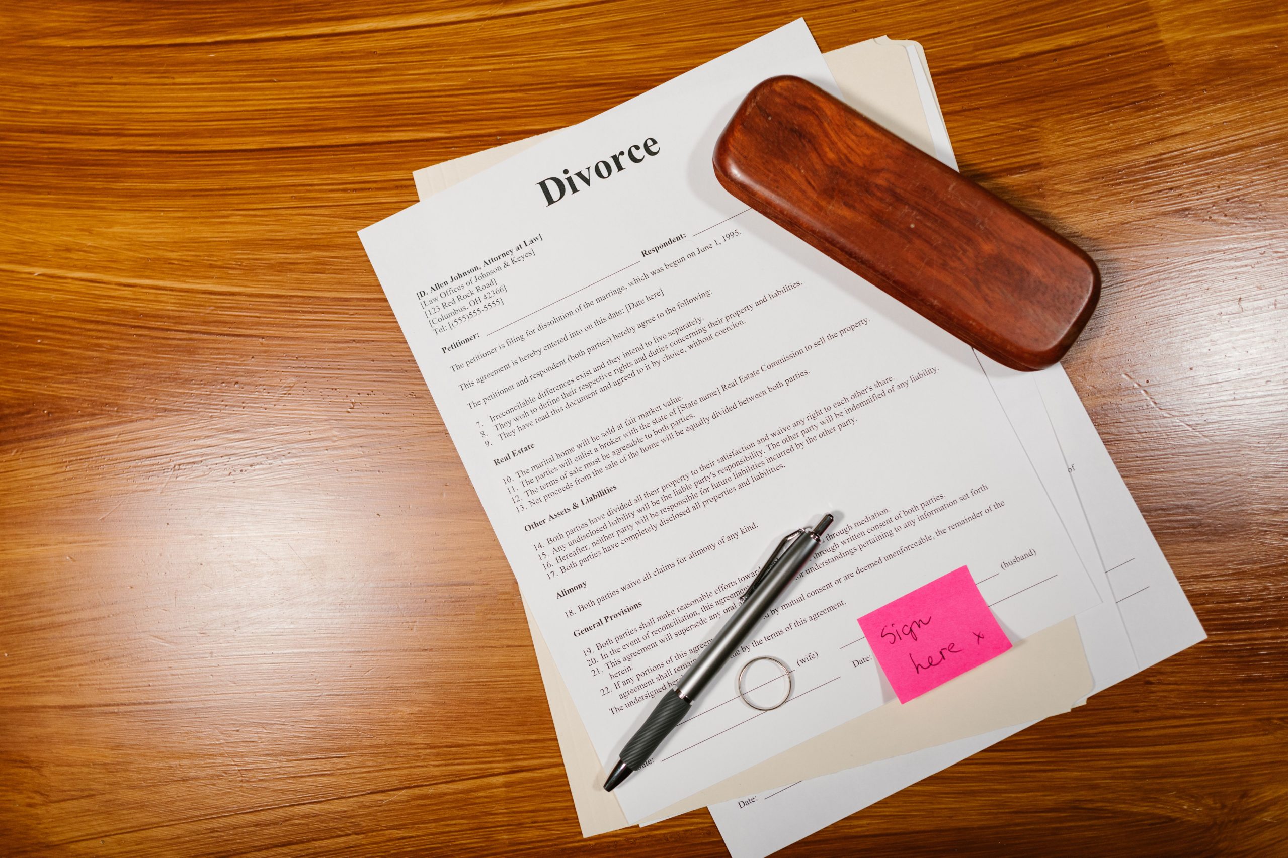 Papiers de divorce avec stylo et alliance