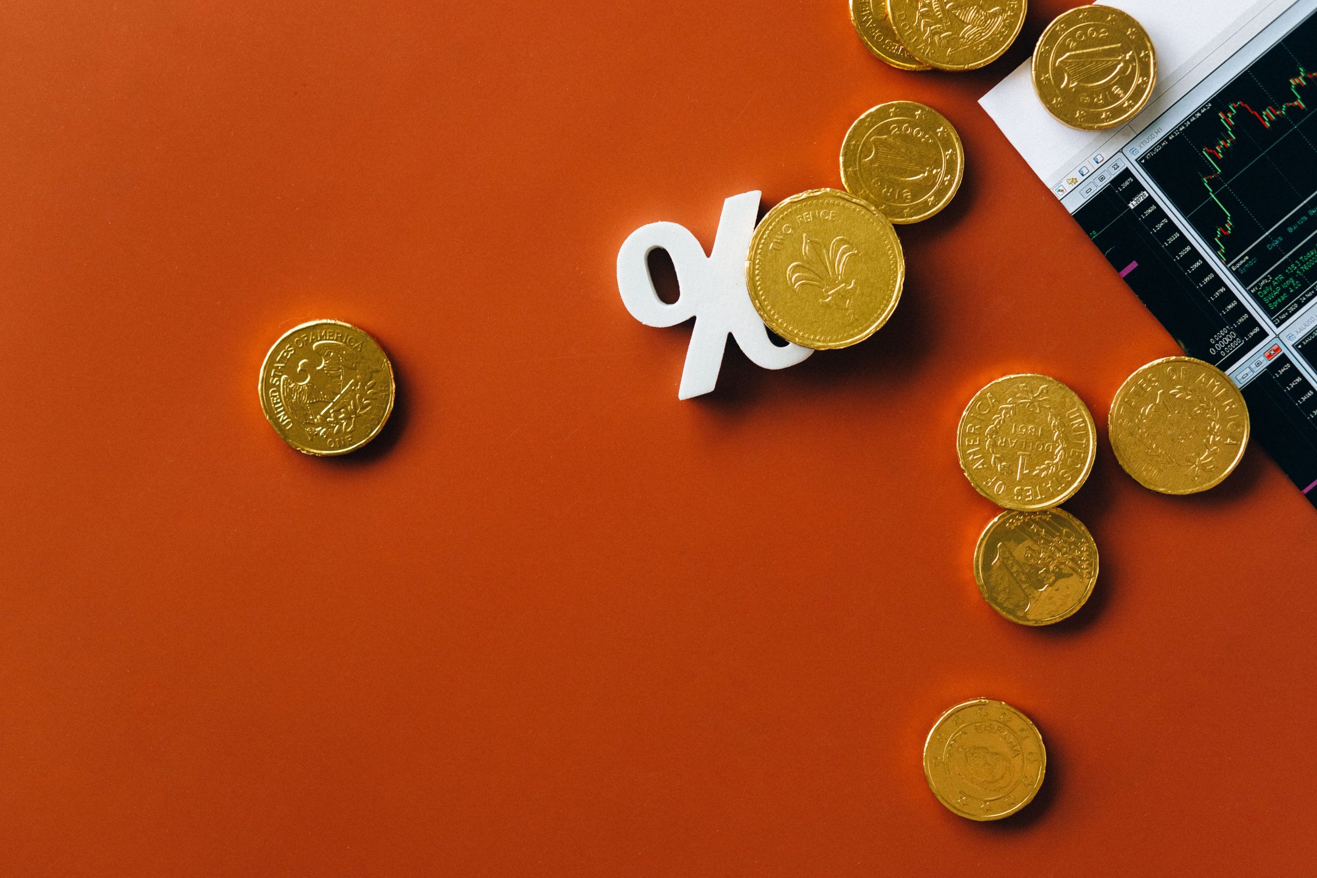 Pièces d'or et graphique boursier avec symbole de pourcentage