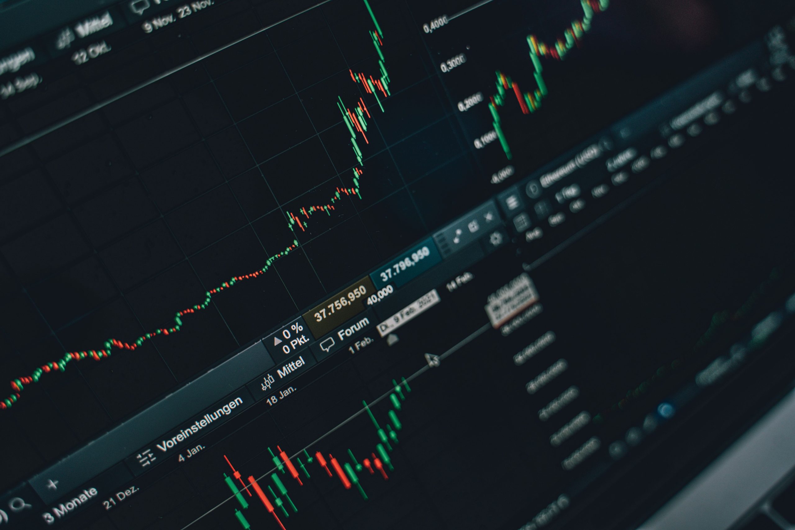 Ecran marche financier affichant graphiques et progression