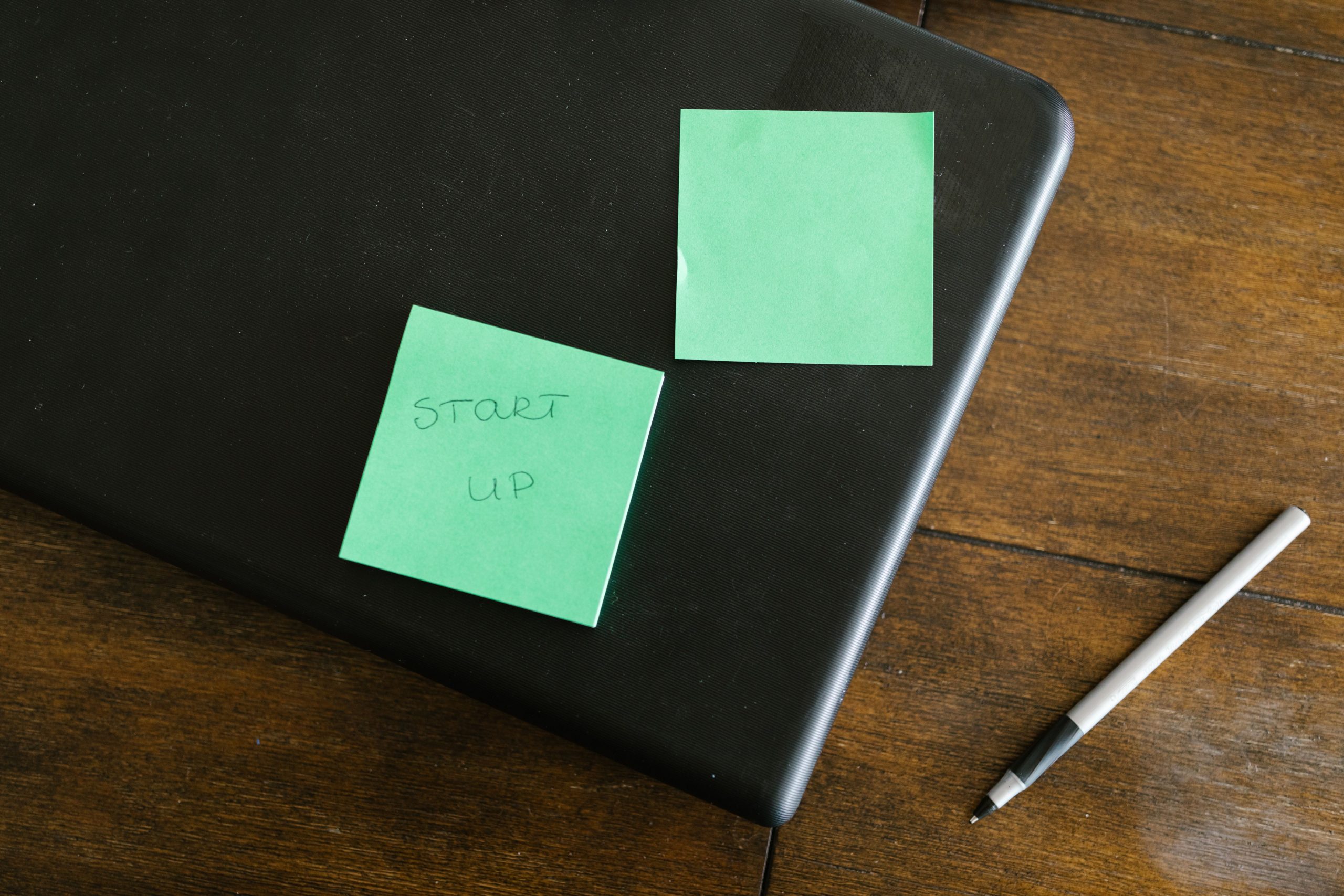 Laptop avec notes adhésives vertes sur bureau