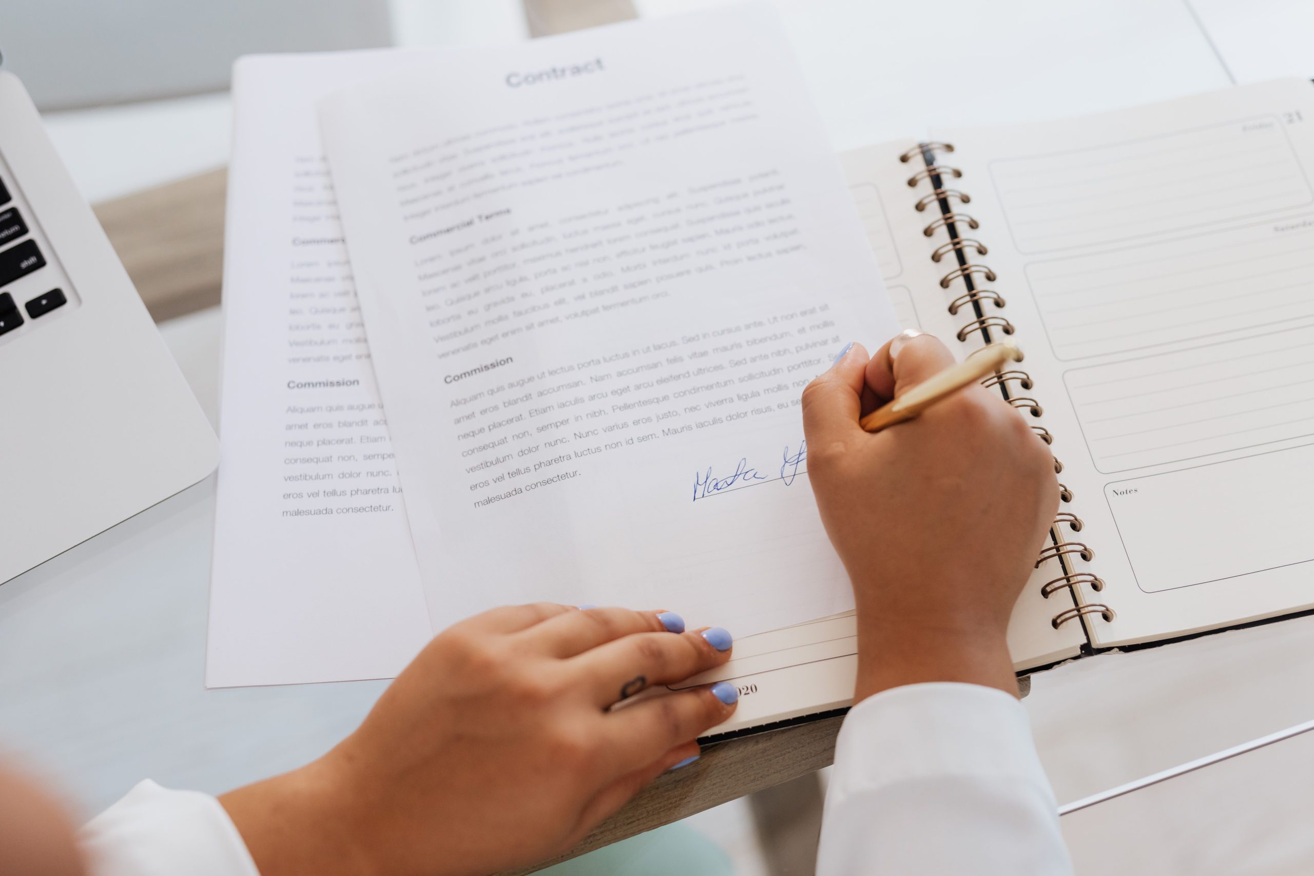 Mains signant un contrat avec fournitures