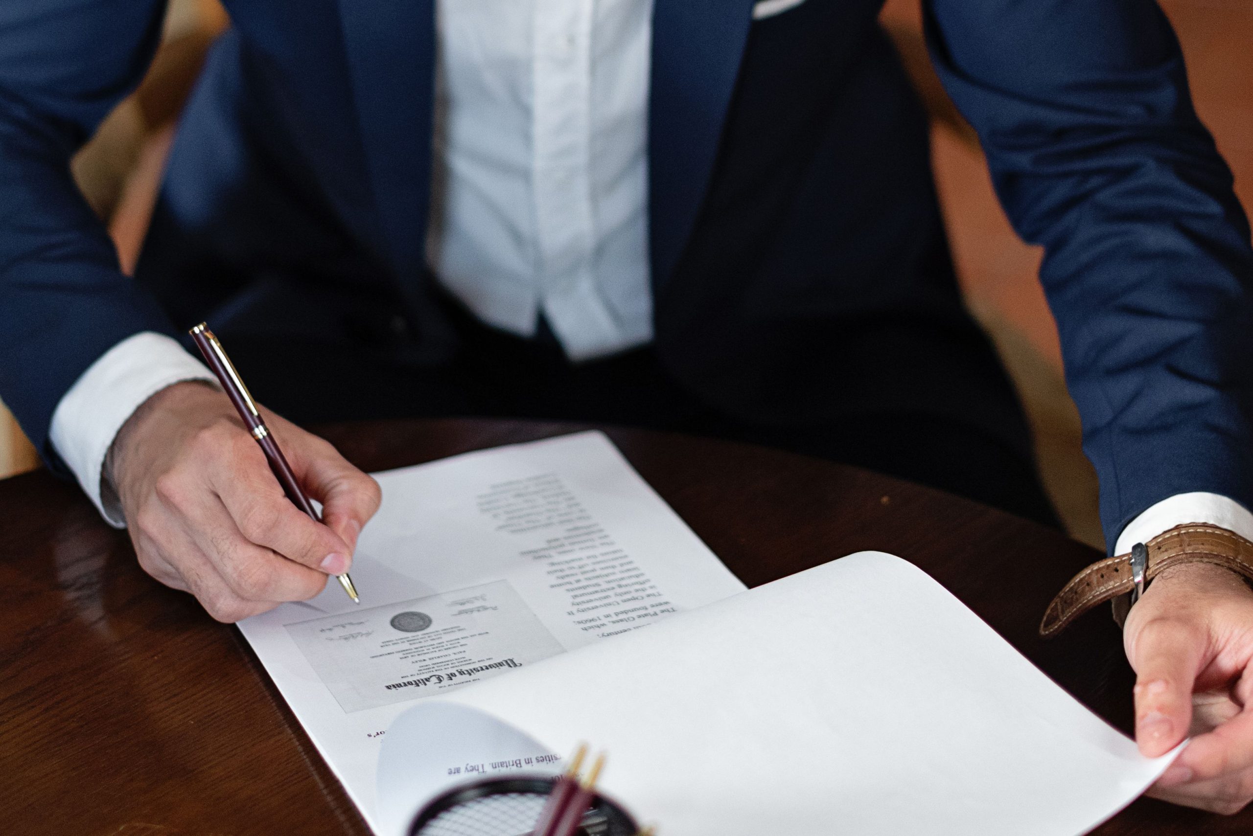 Professionnel signant des documents au bureau