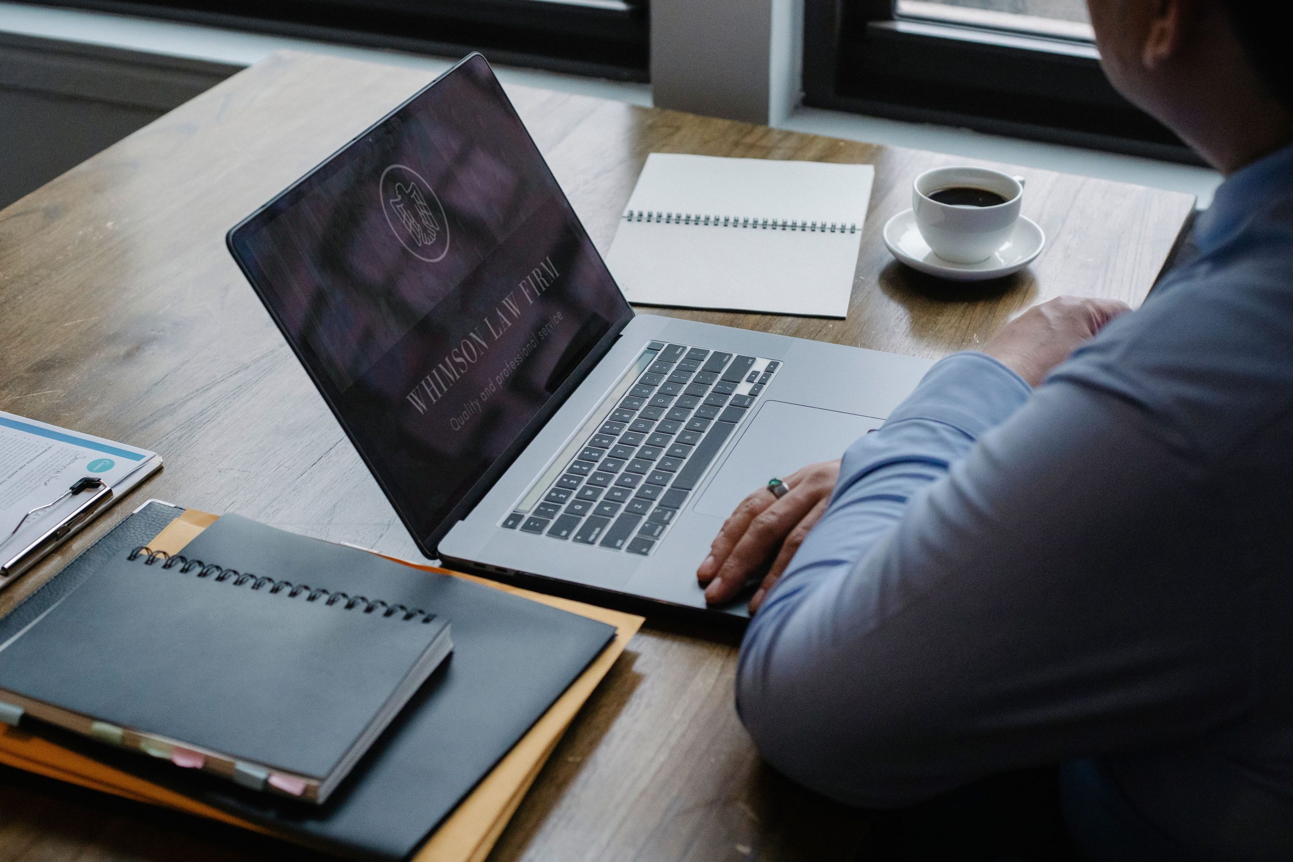 Homme d'affaires travaillant avec documents et café