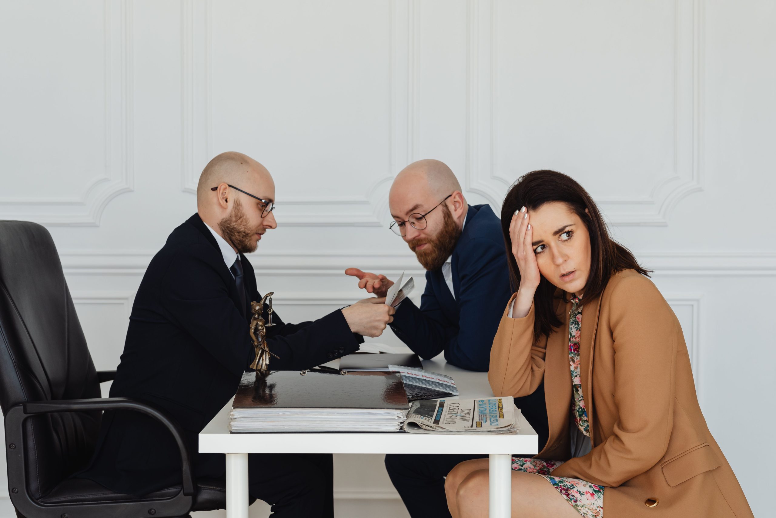 Deux avocats discutent avec client inquiet