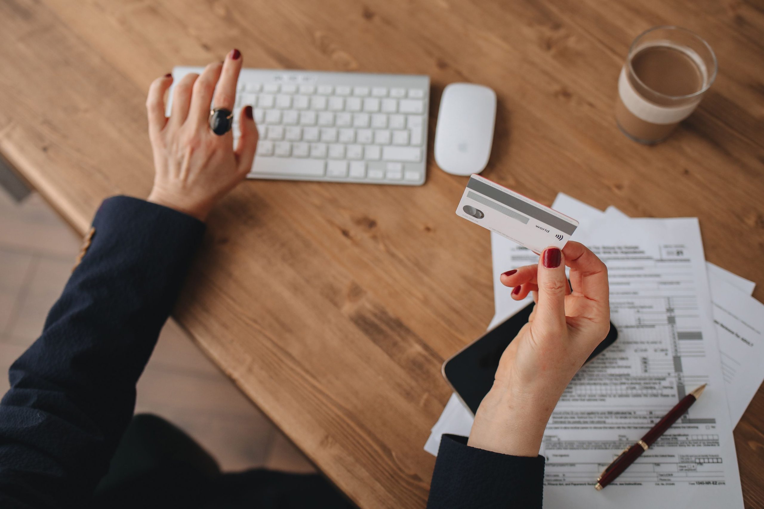 Femme avec carte bancaire sur documents papier