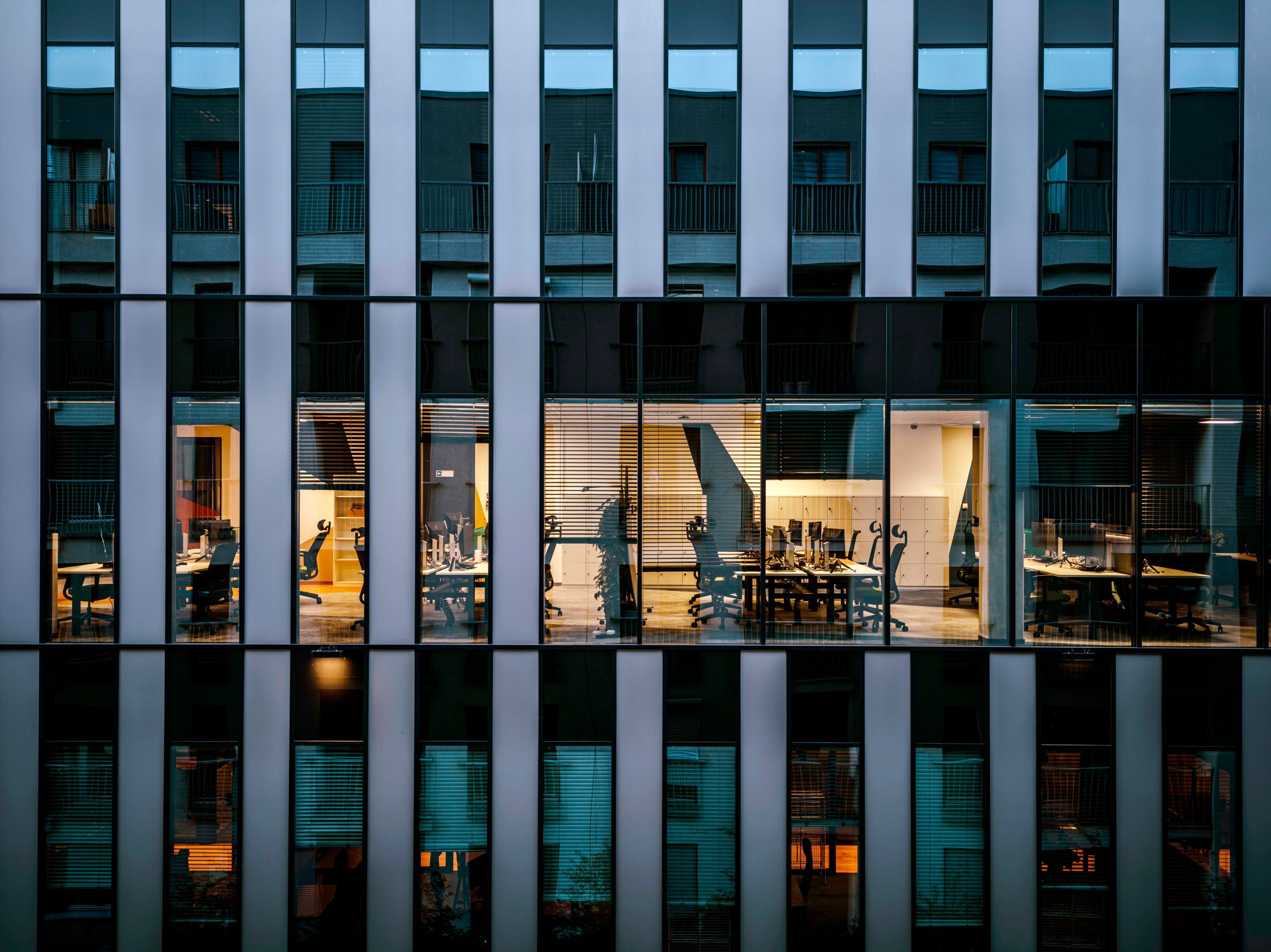 Bureau illuminé bâtiment verre contemporain workspace